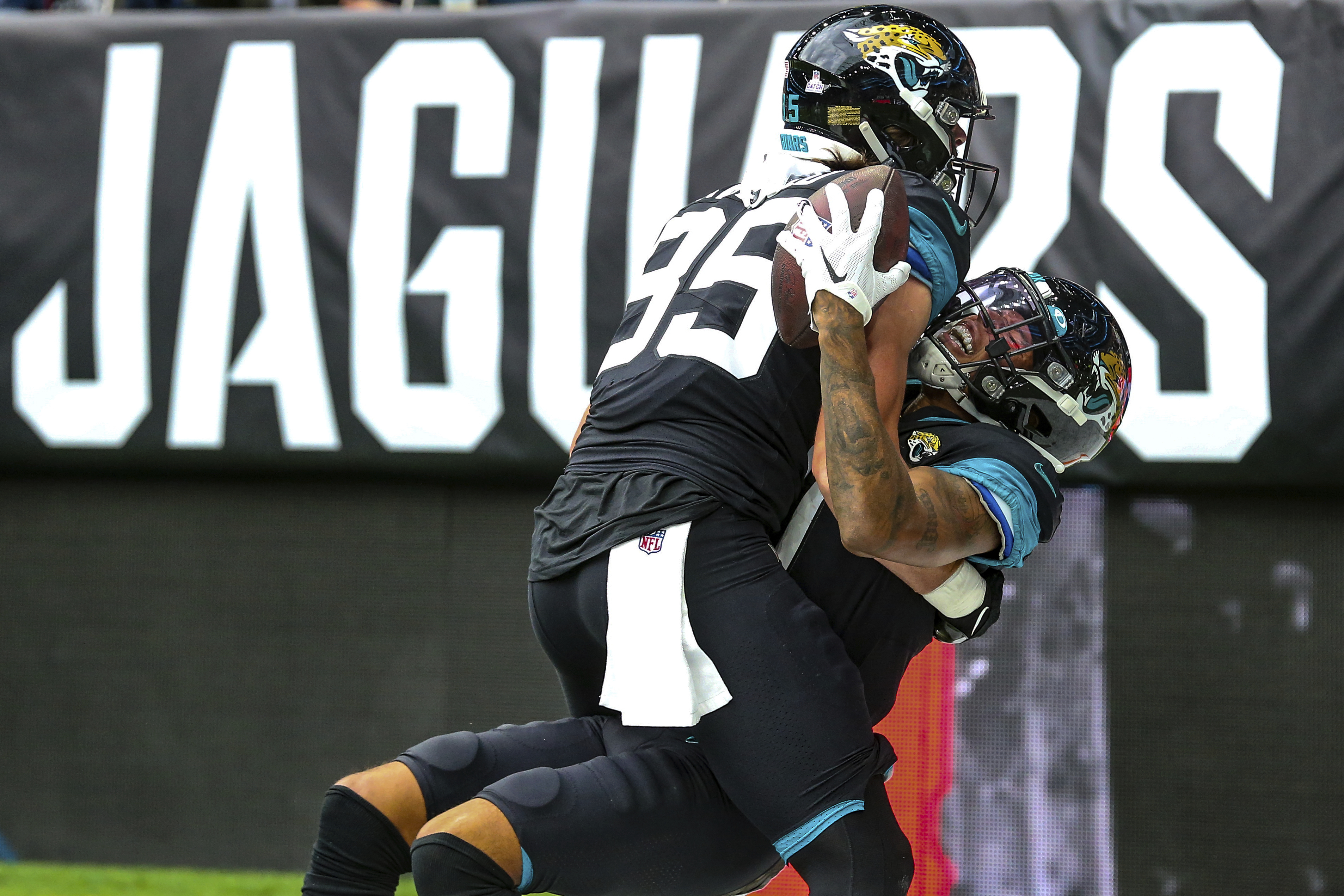 Jaguars get first win of the season in London, defeat Dolphins 23