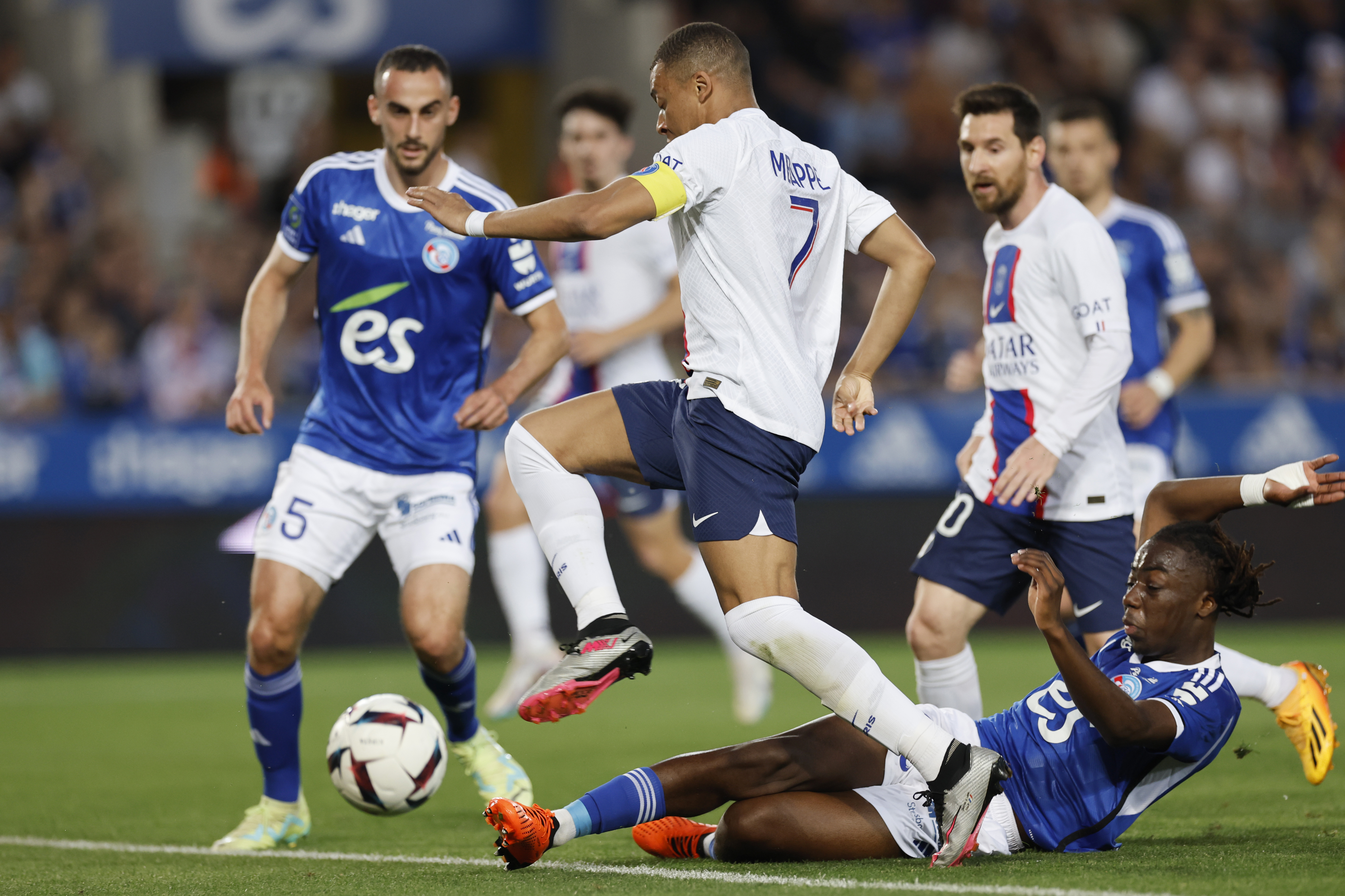 PSG Wears White Shorts Against Toulouse, Messi Is Surprised