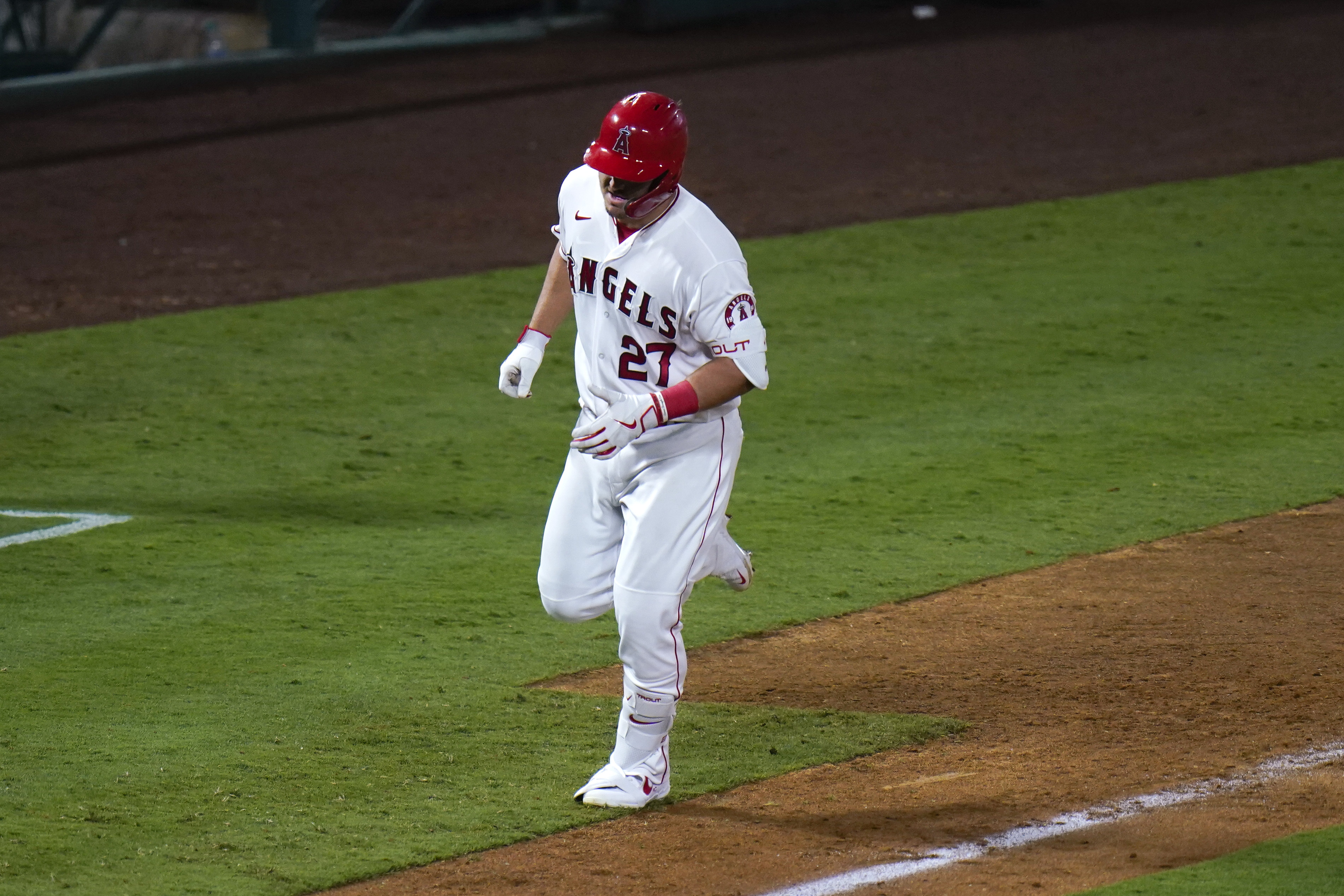 Mike Trout hits tying home run, and Los Angeles Angels rally to