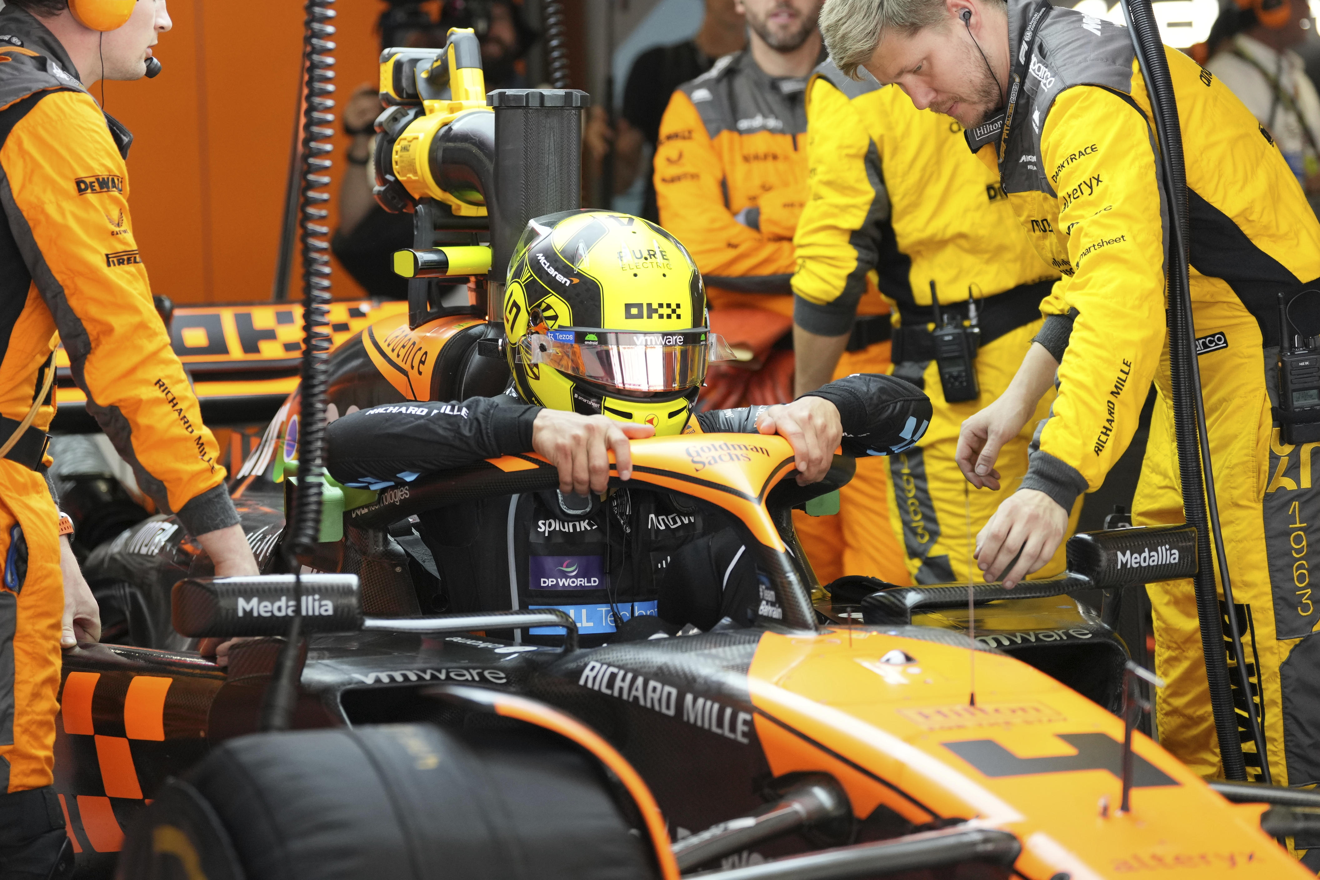 Max Verstappen easily wins the F1 Japanese Grand Prix to edge