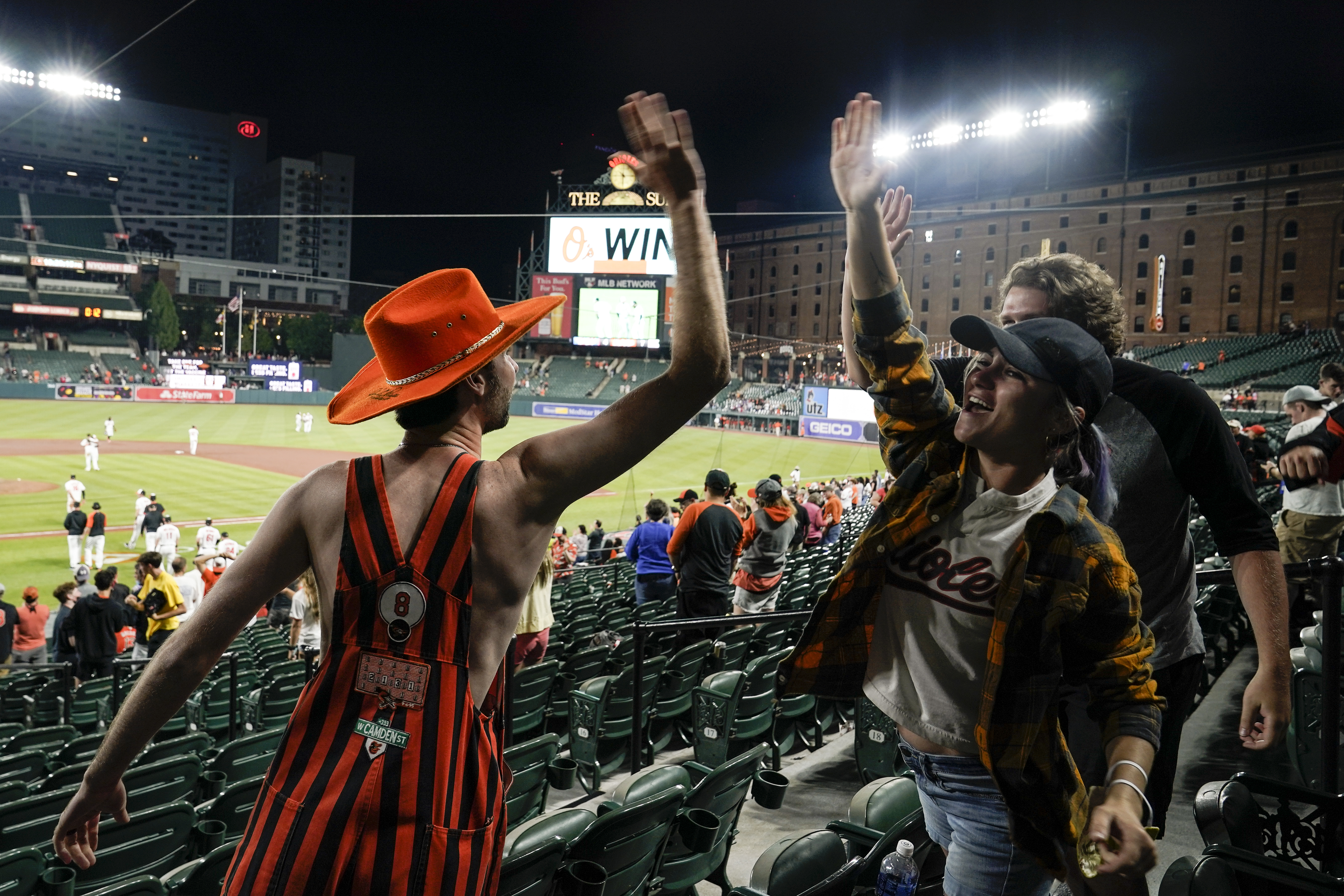 Orioles OF Cedric Mullins leaves game in 2nd inning with right quadriceps  tightness