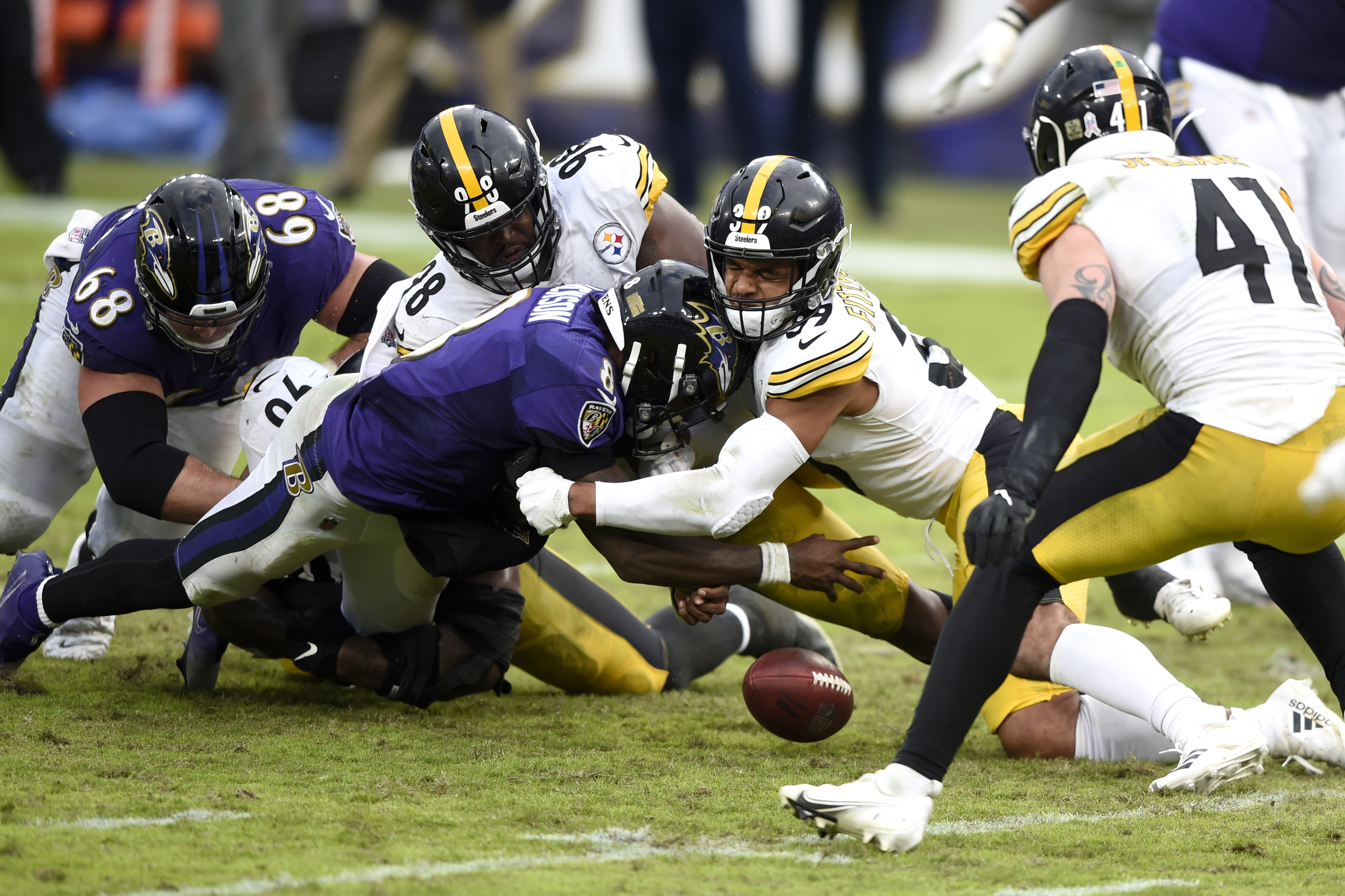 Pittsburgh Steelers inside linebacker Robert Spillane (41) tackles