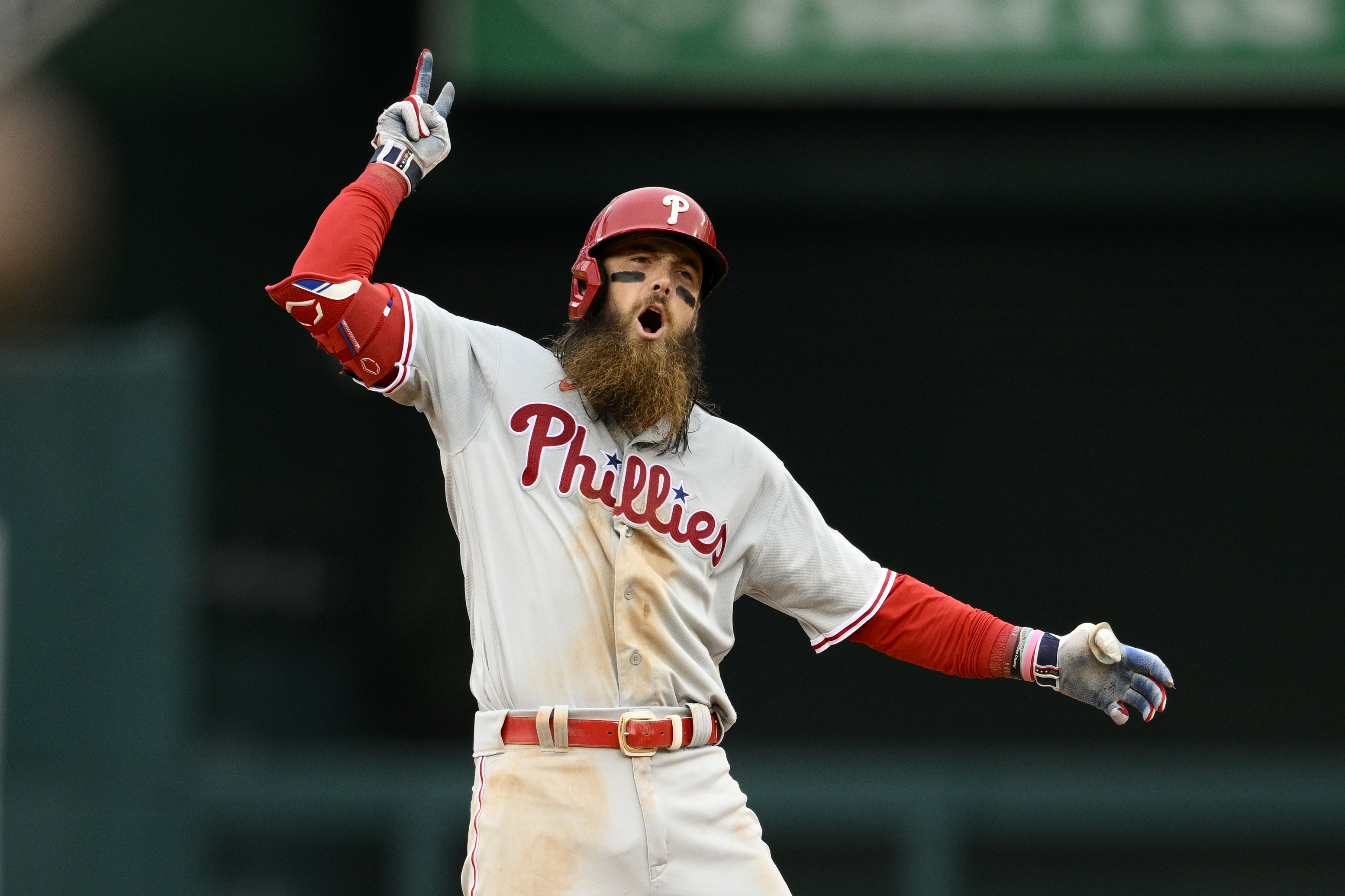 Schwarber hits 2 HRs; Phils split with Nats to lead Brewers – KXAN