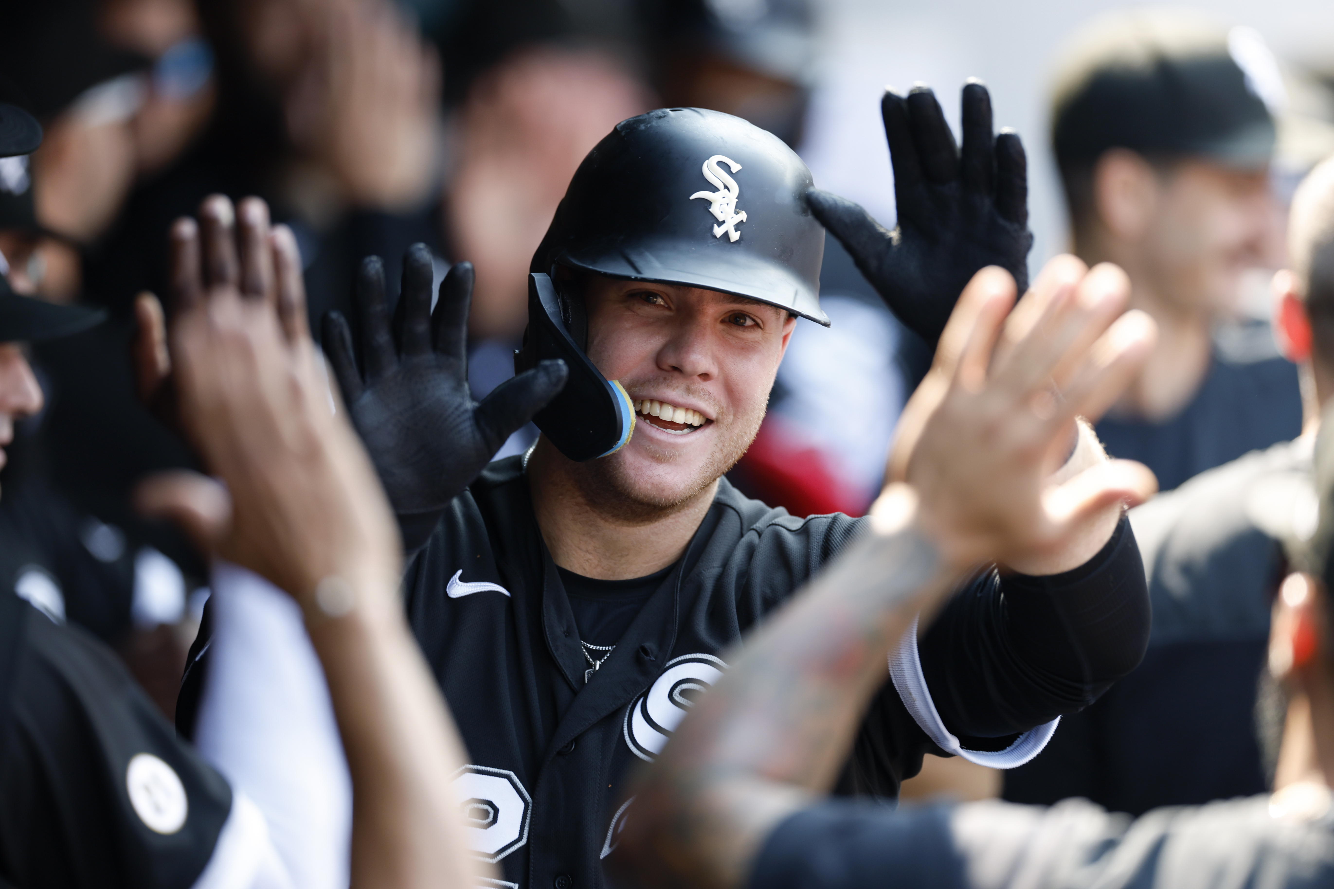 White Sox pound 5 homers, rock Central-leading Guardians 8-2