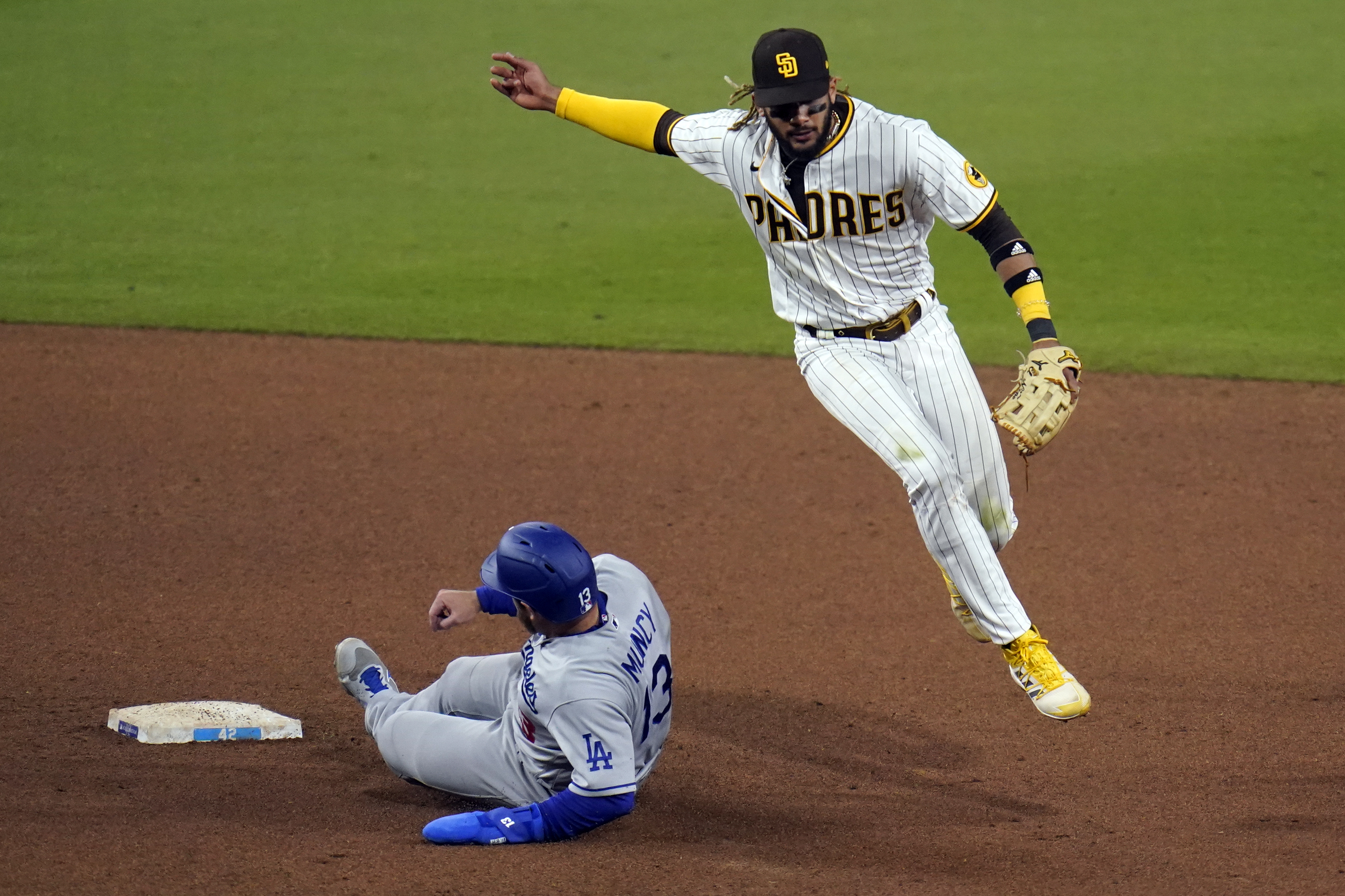 Padres slapped with brutal Manny Machado injury update amid tough