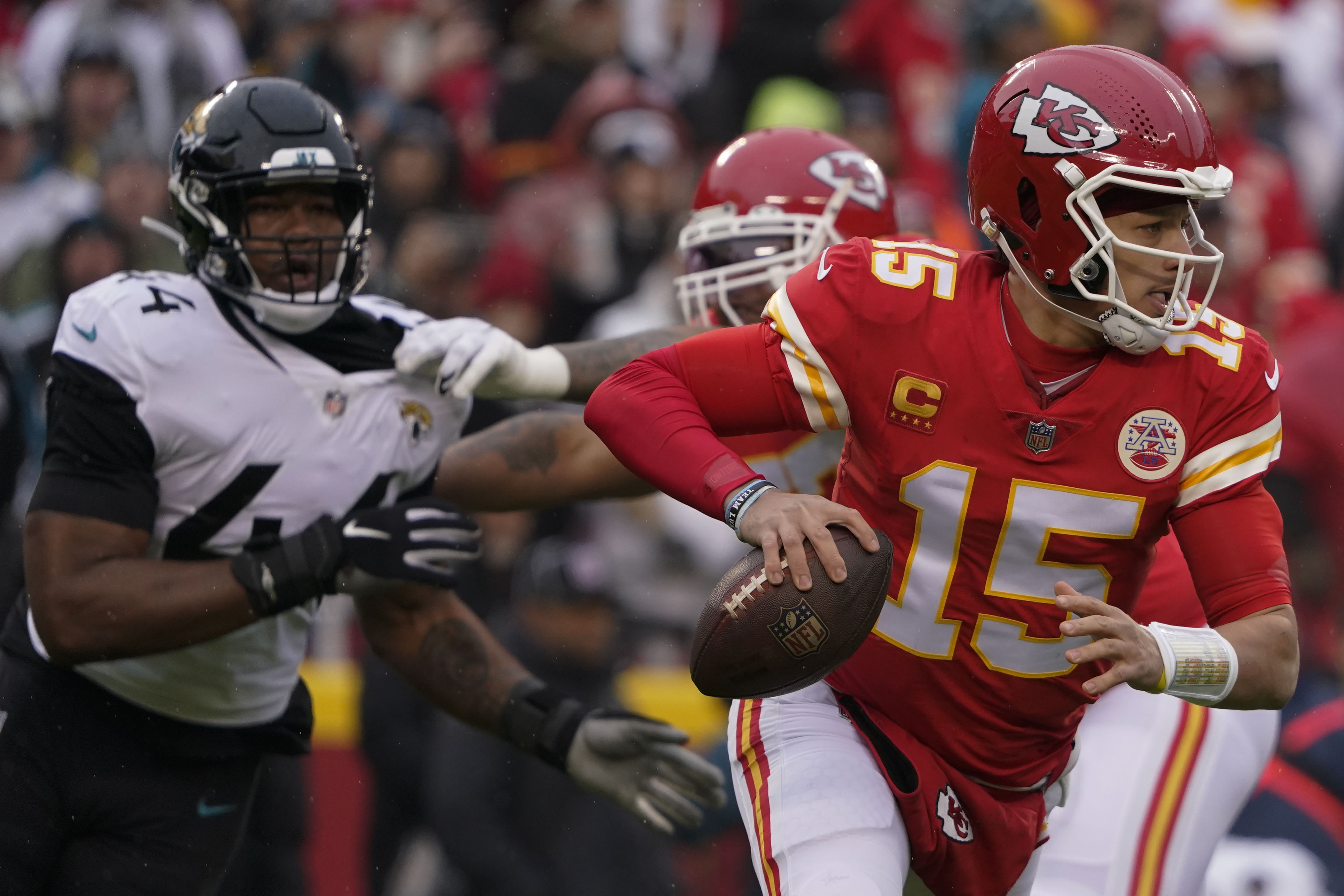 Patrick Mahomes pushes through bum ankle vs. Jaguars; Chiefs