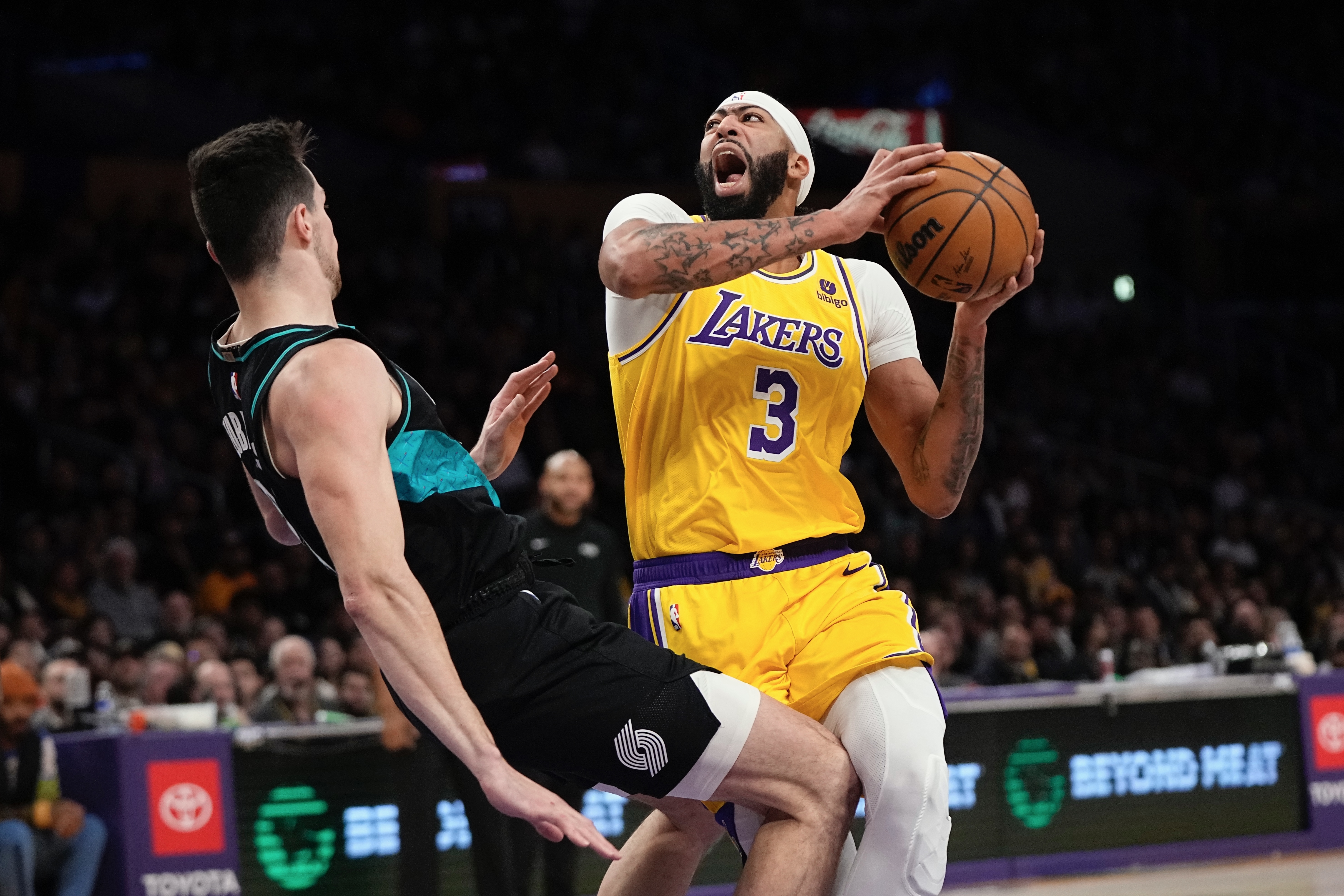 With 99 points in 2 games, Lakers' Anthony Davis on big roll