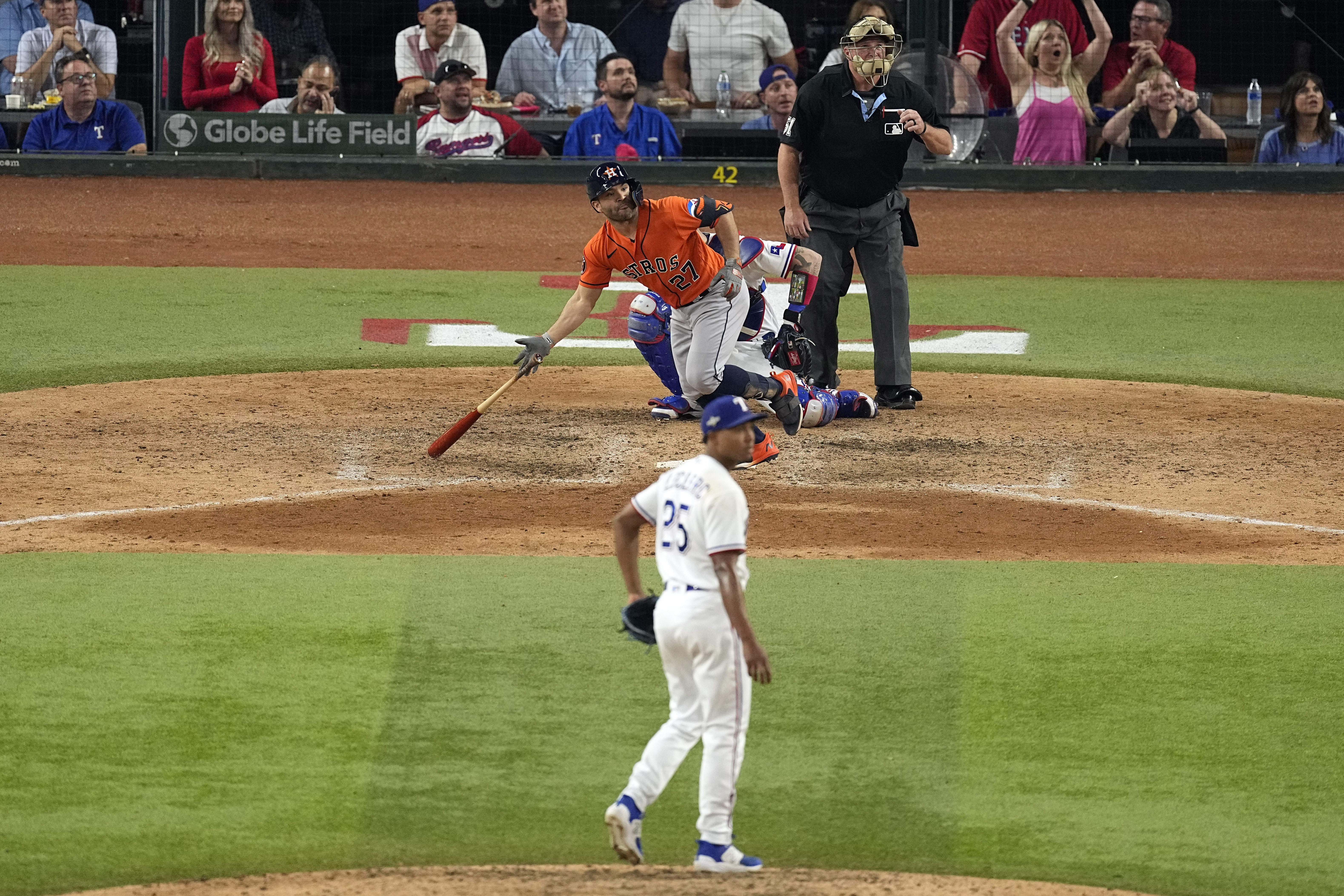 ALCS: Jose Altuve's 3-run homer in 9th gives Astros 3-2 series