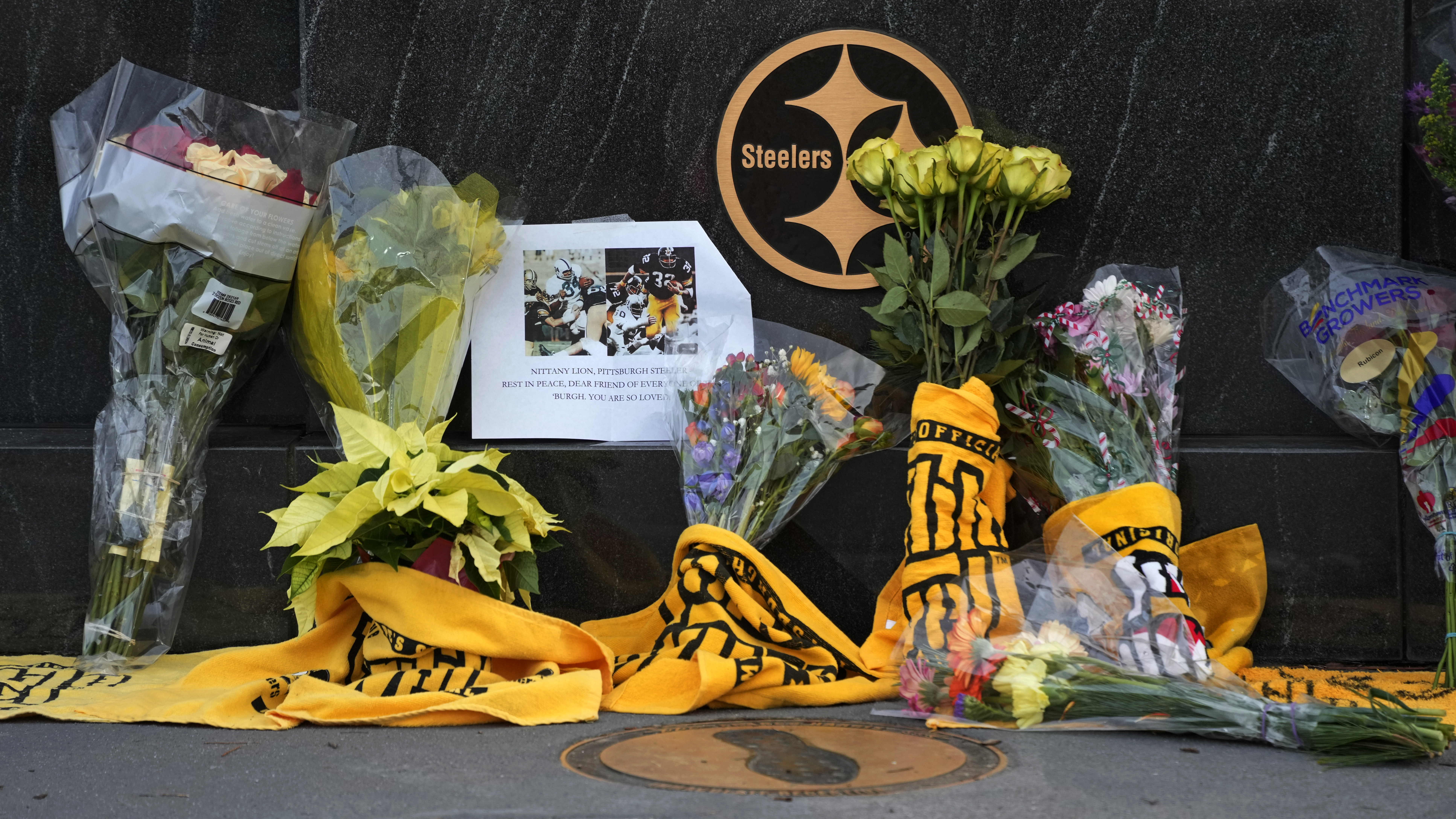 Steelers players paid tribute to the late Franco Harris on Saturday