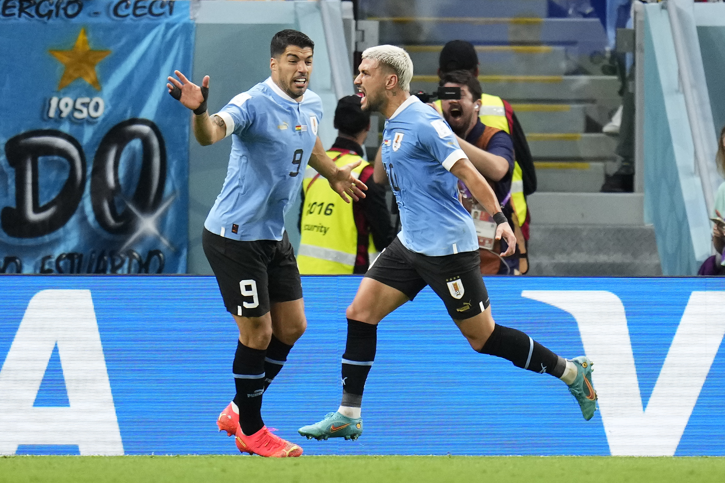 Uruguay beats Ghana 2-0 at World Cup but both teams out