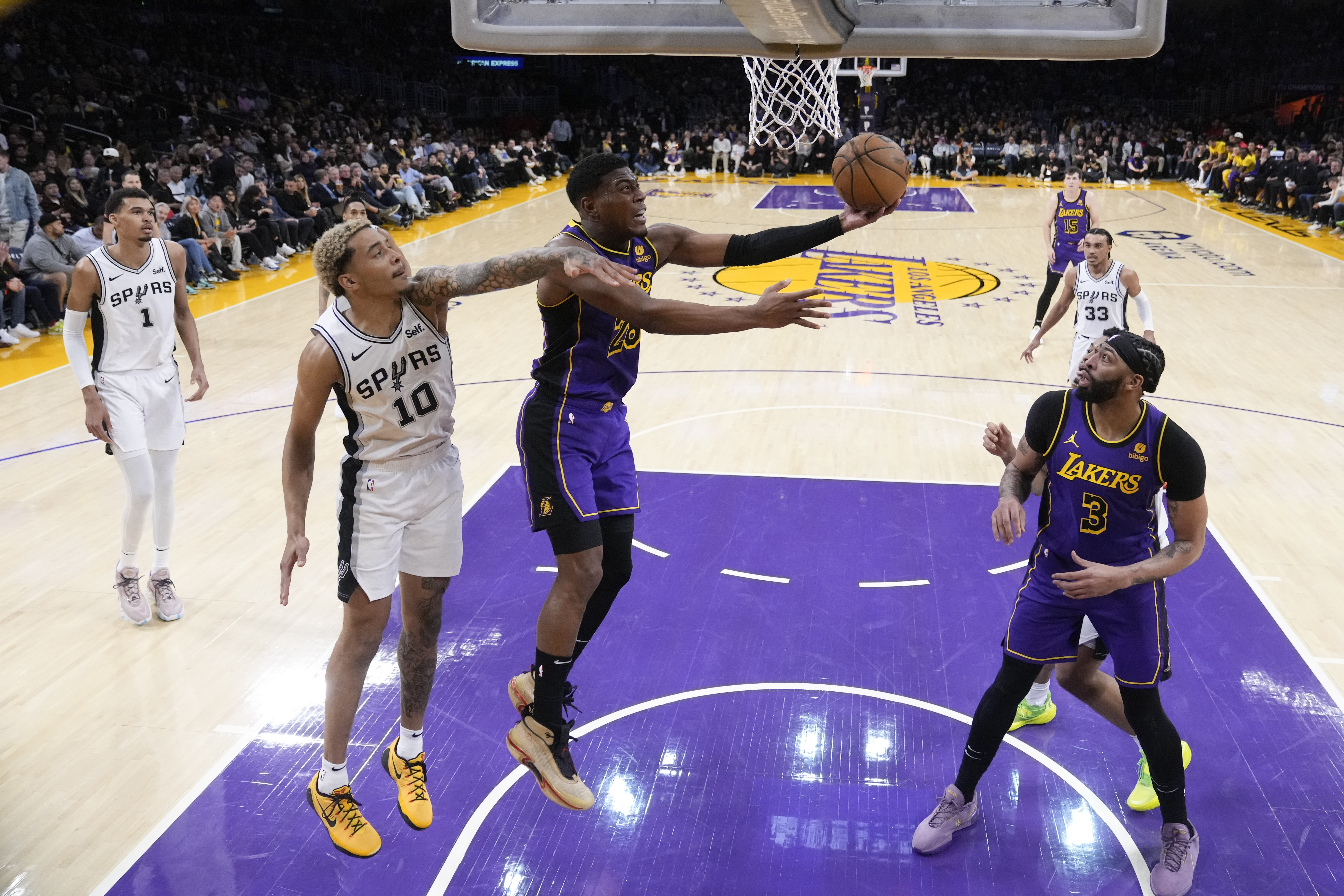 LeBron scores 30 points, Davis handles Wembanyama