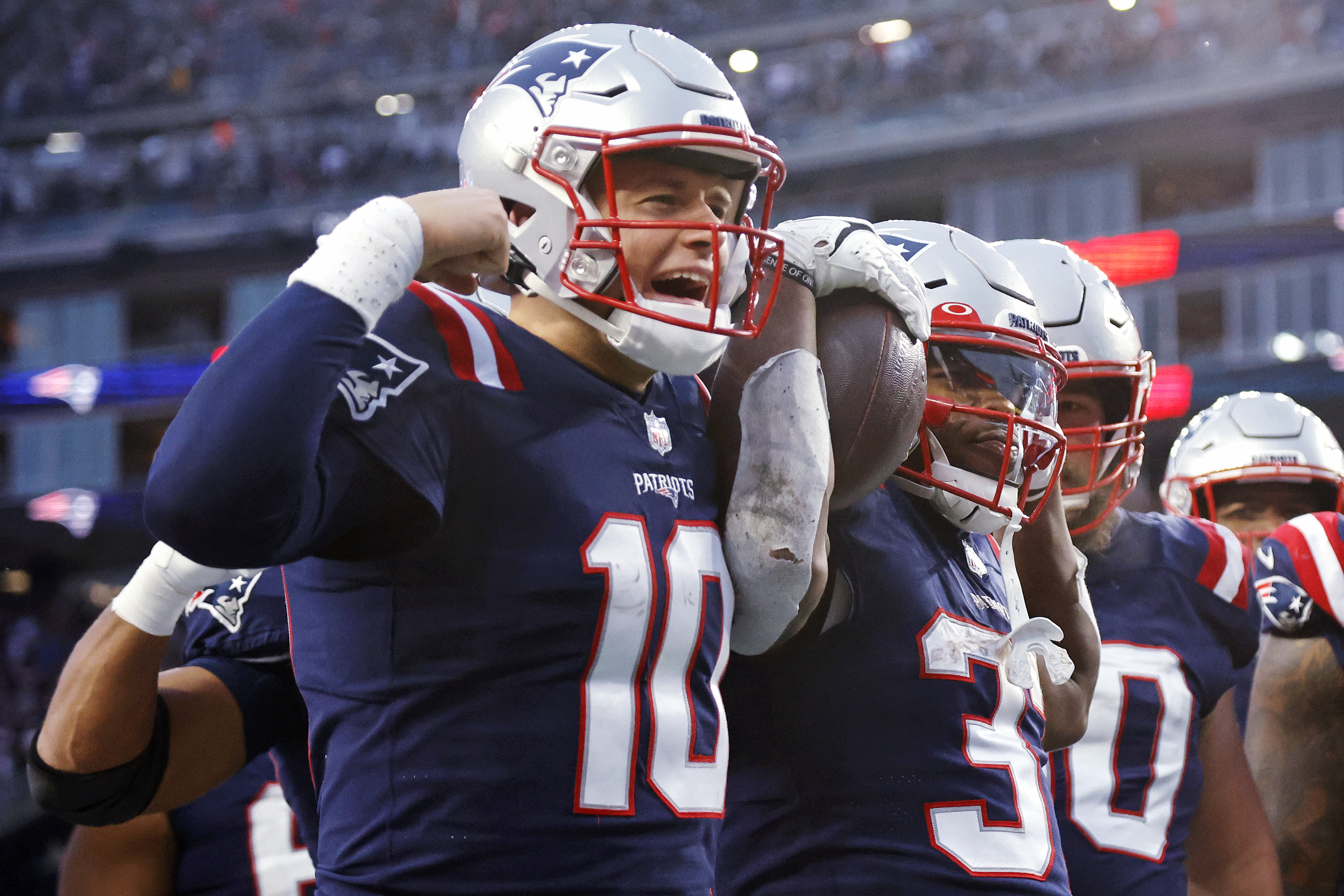 Tom Brady catches a pass in Patriots-Titans game