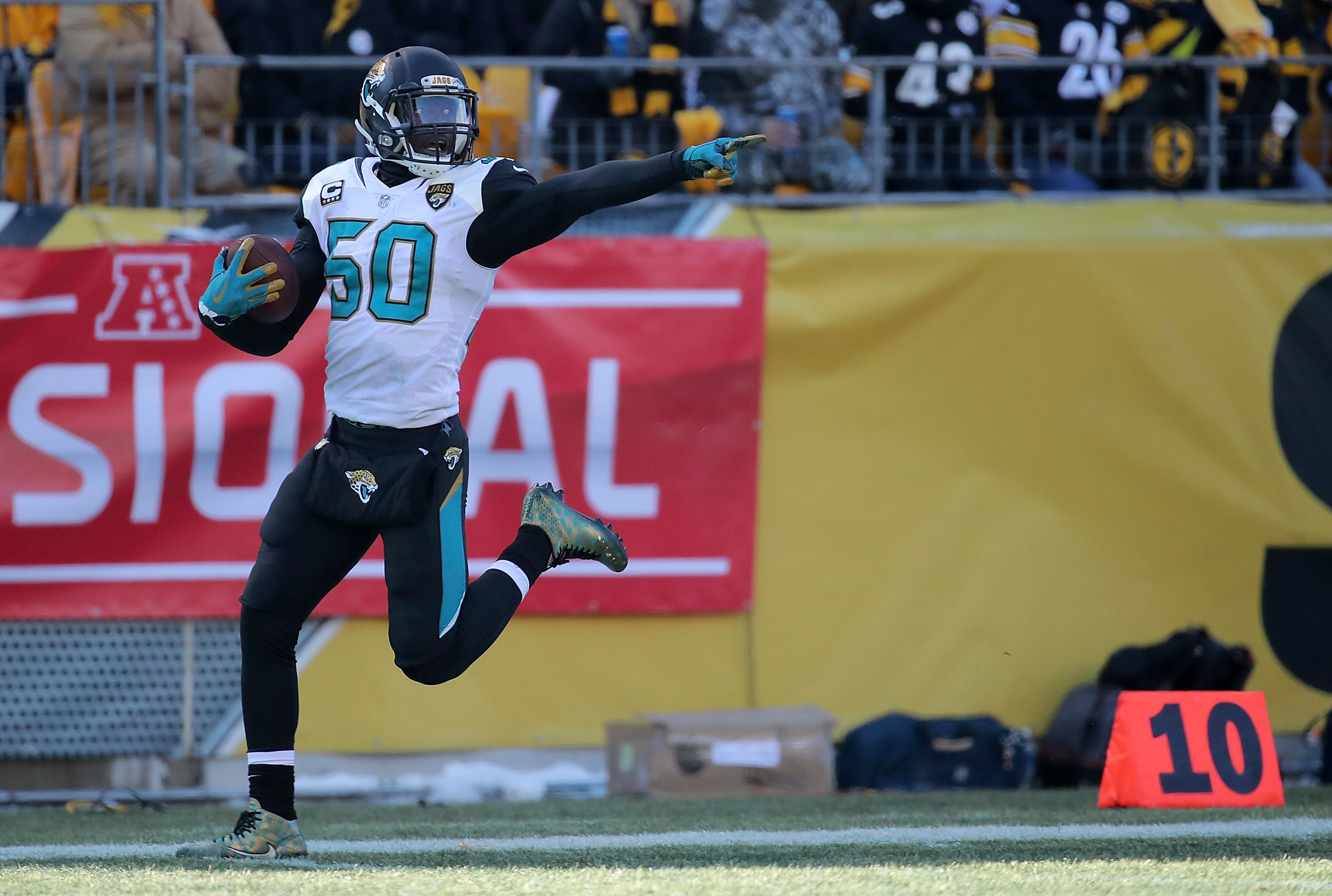 Jacksonville Jaguars running back Natrone Means dives forward for News  Photo - Getty Images