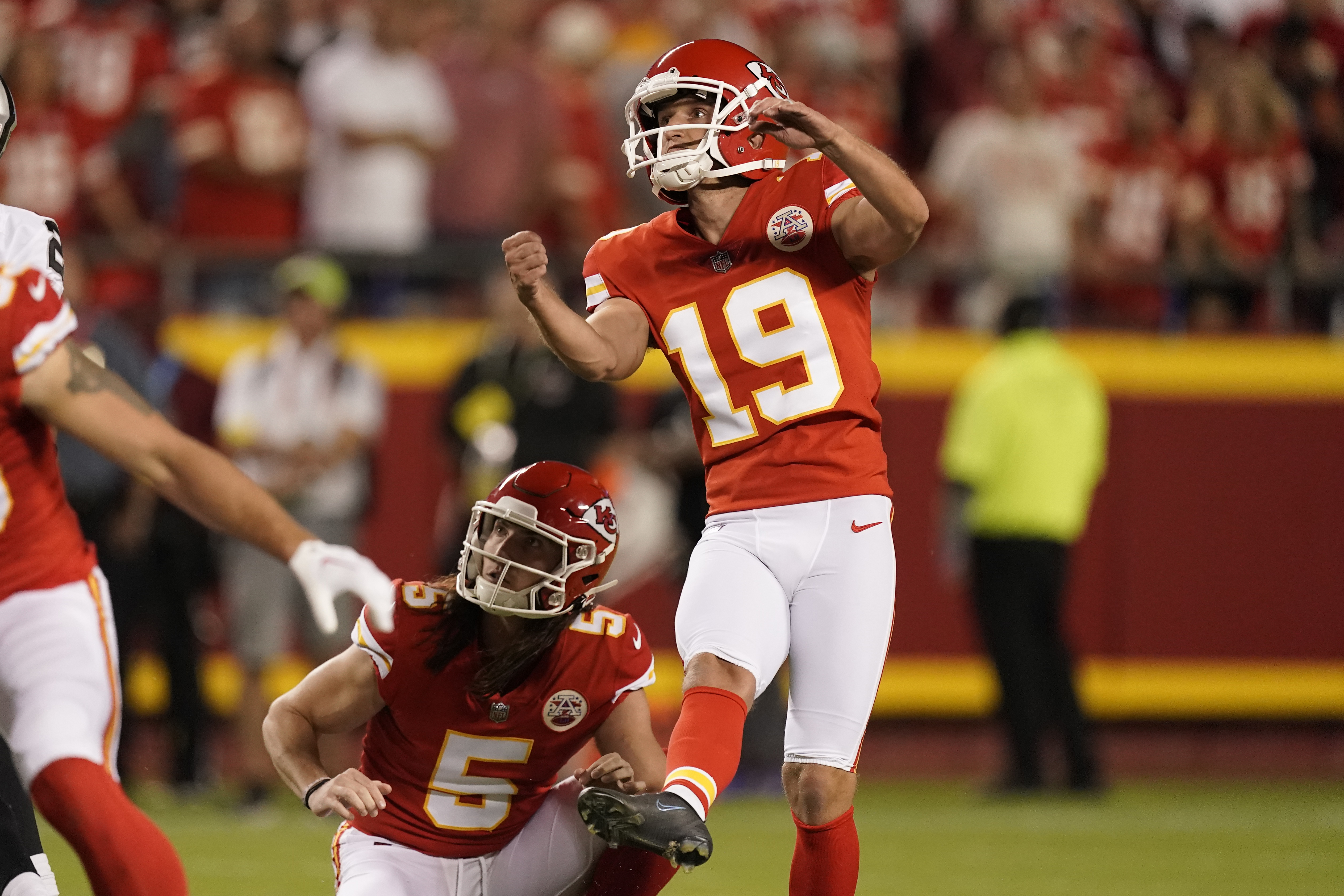 Chiefs hold on for wild 30-29 victory over rival Raiders - Seattle Sports