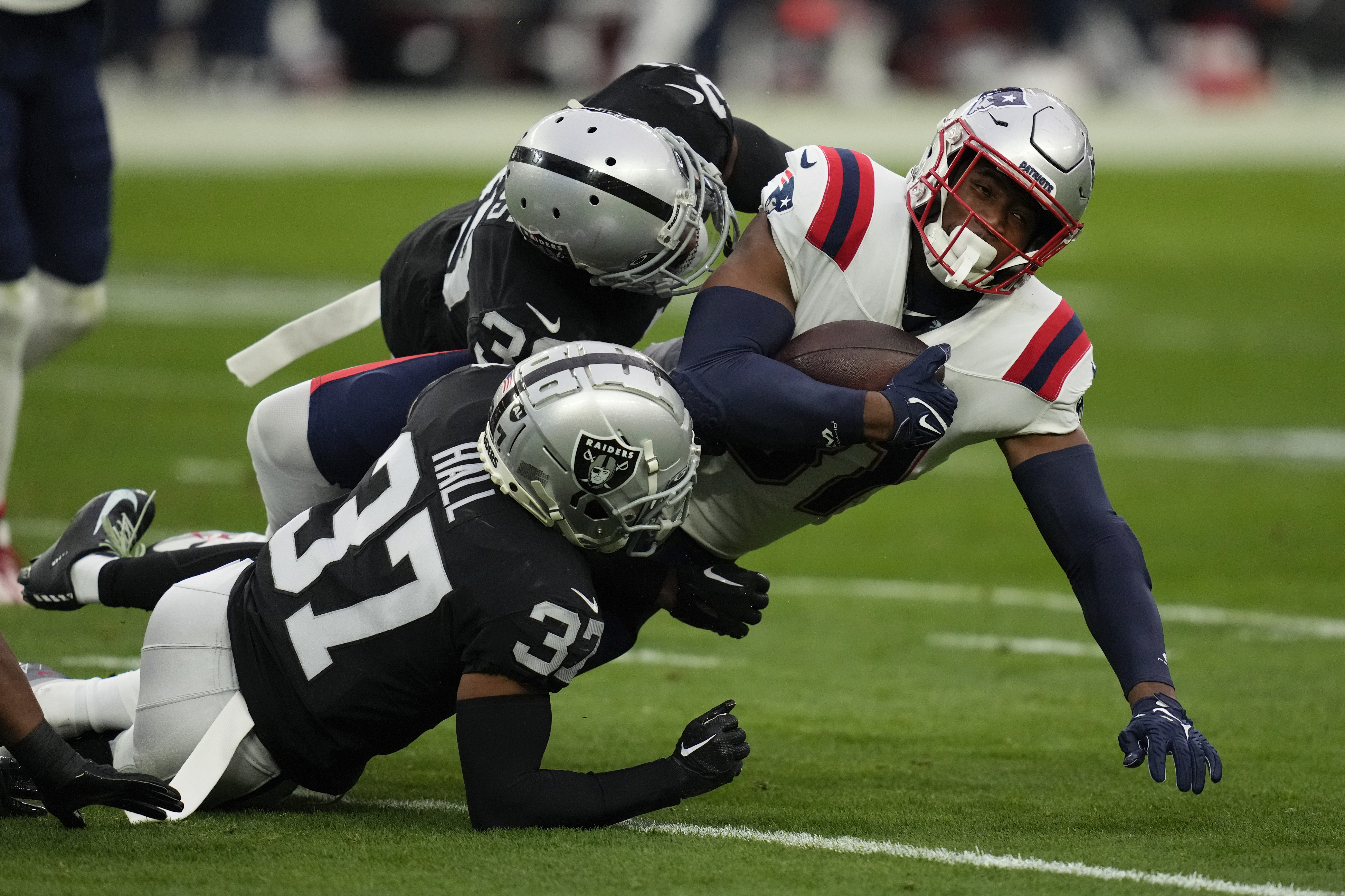 Raiders beat Patriots on miraculous play by Chandler Jones