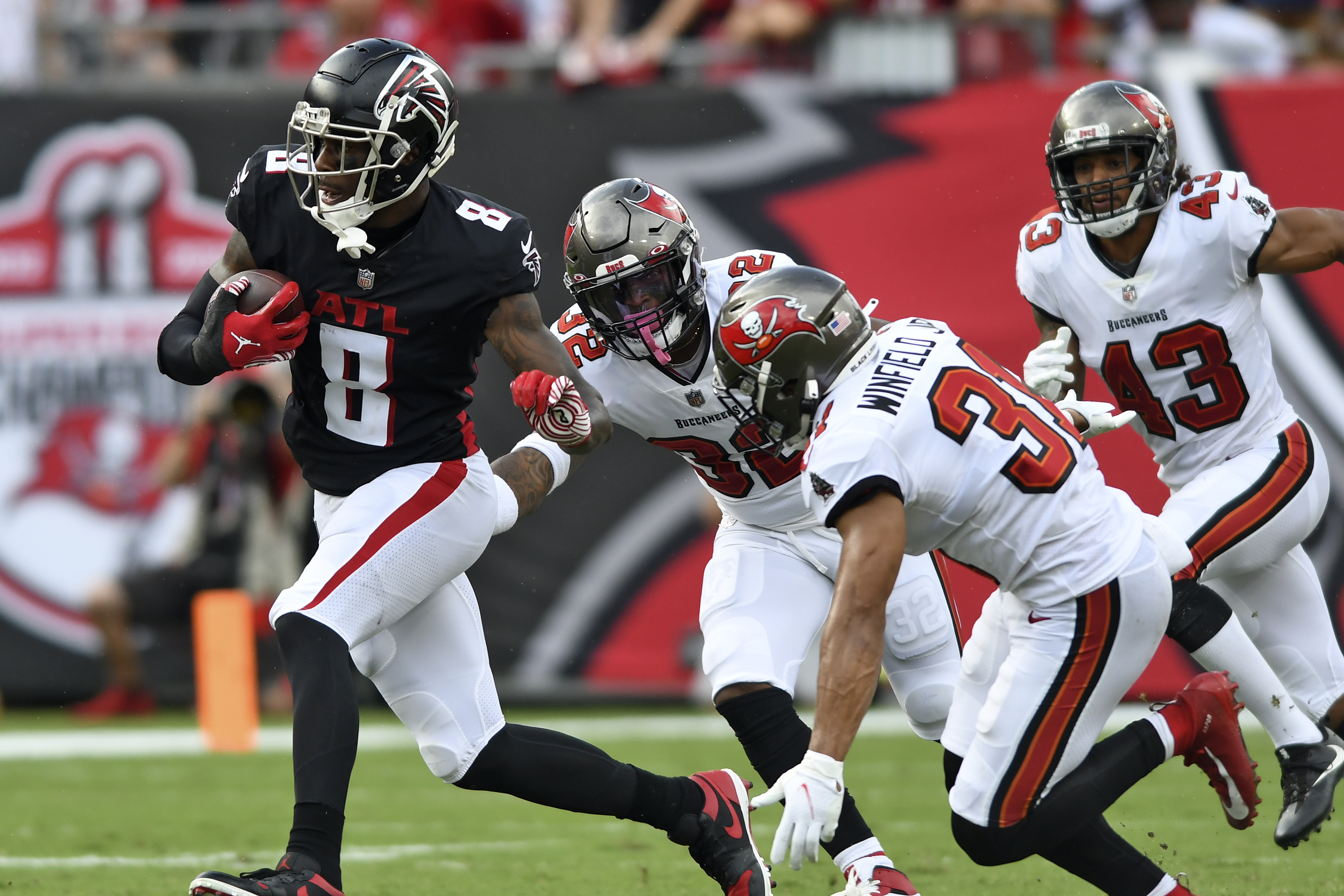 Buccaneers' Mike Edwards makes breast cancer awareness a season