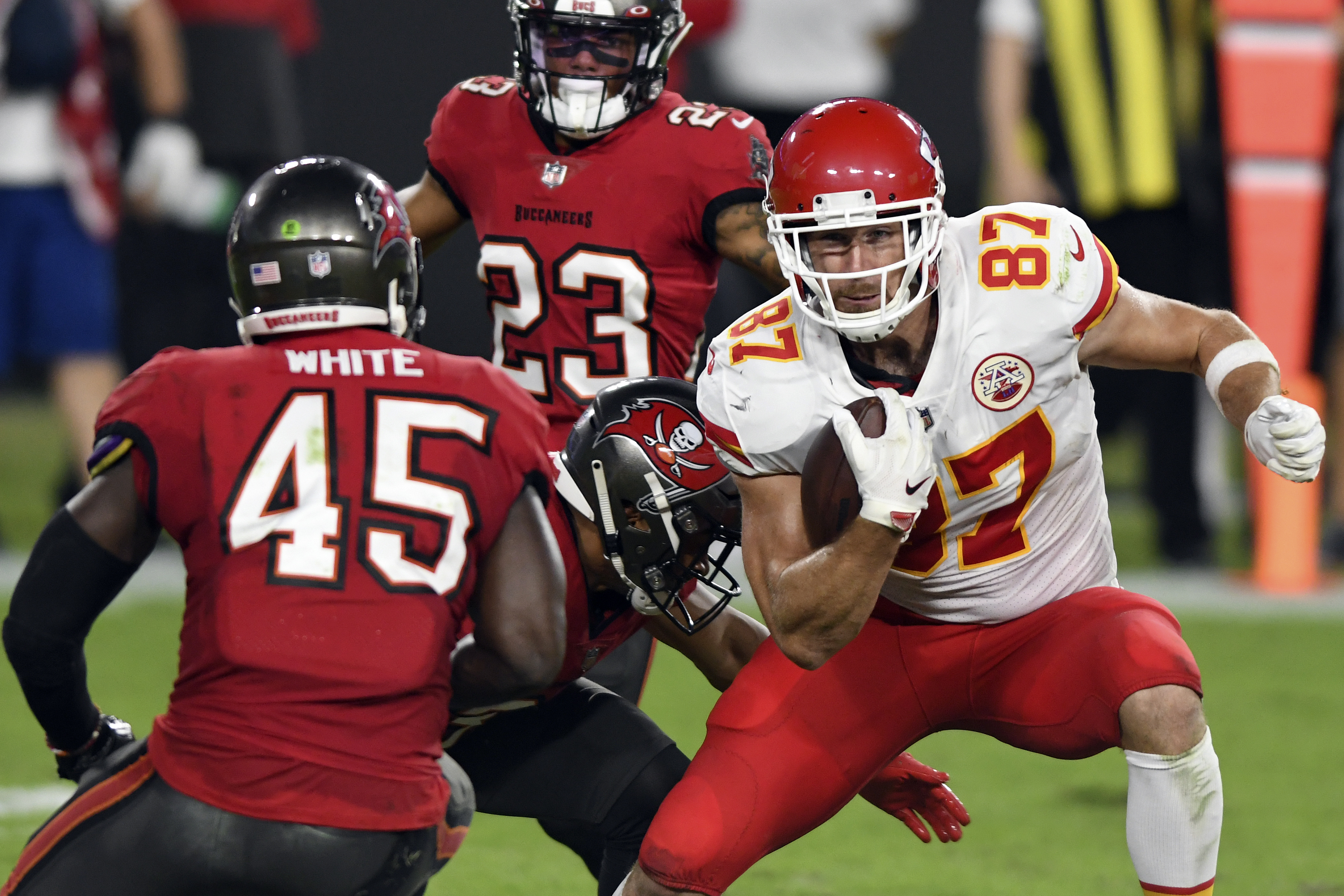 Mahomes, Hill light up Bucs, Chiefs hold on vs. Brady 27-24 –