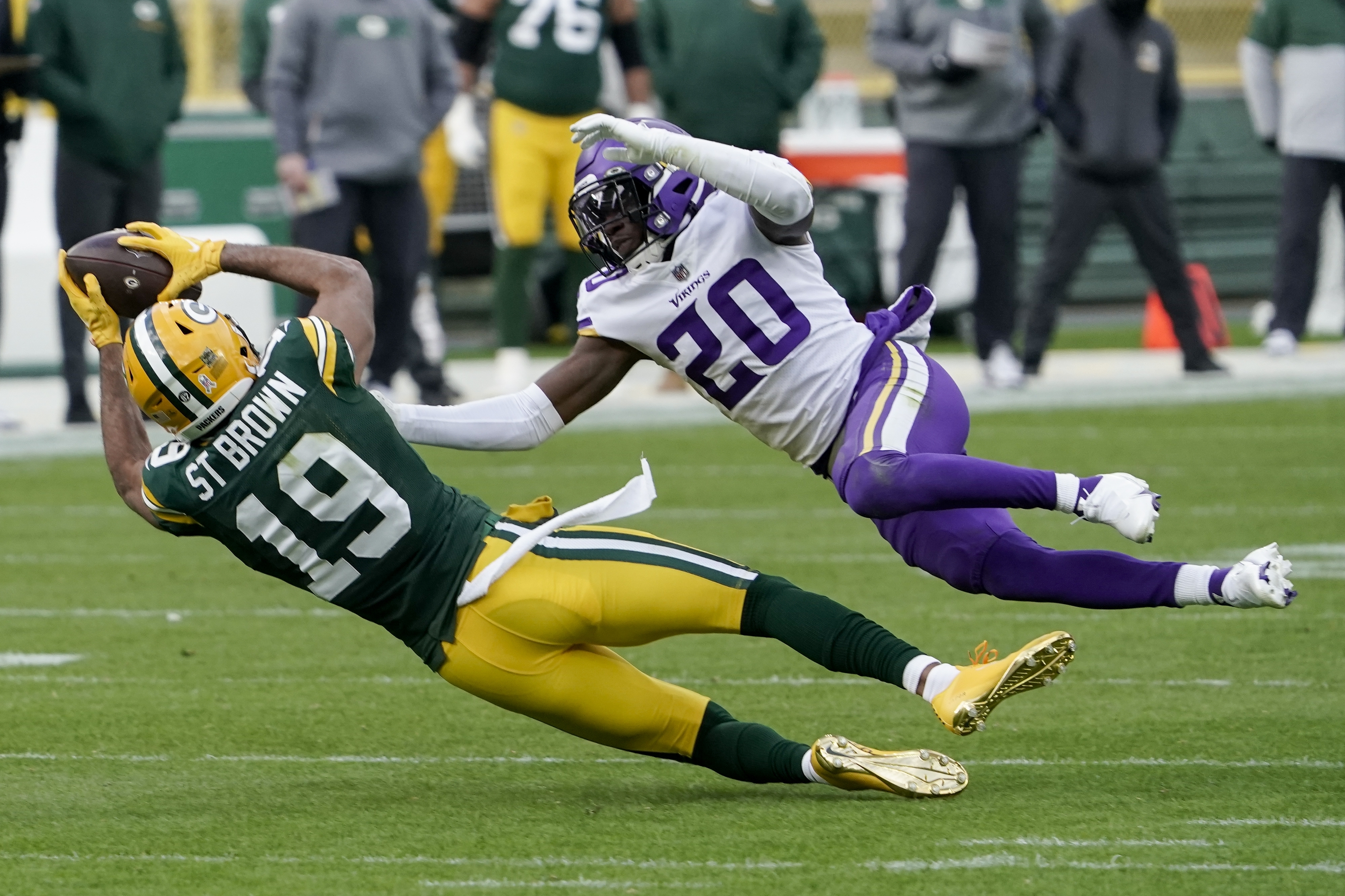 Cook's 4 TDs help Vikings knock off Packers 28-22