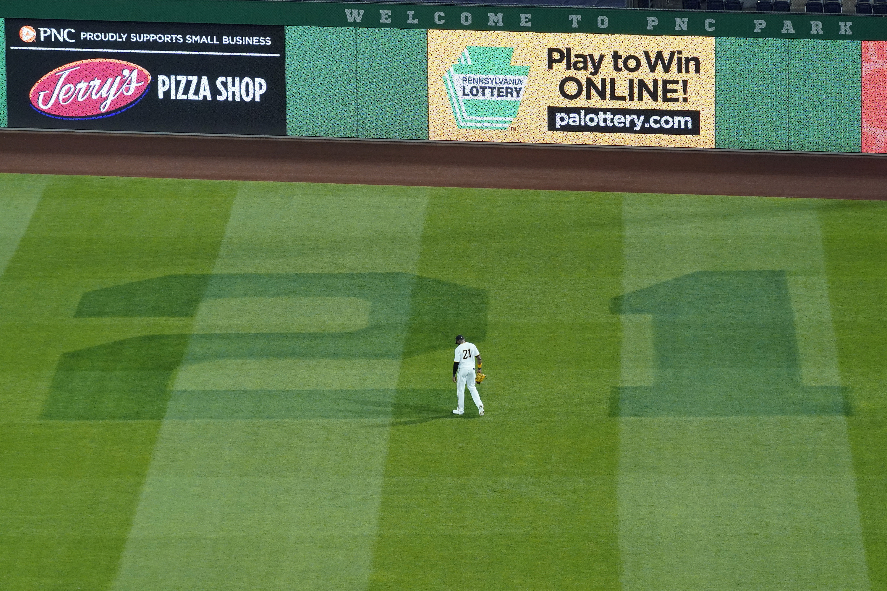 For the 'Great One': Pirates, MLB honor Roberto Clemente