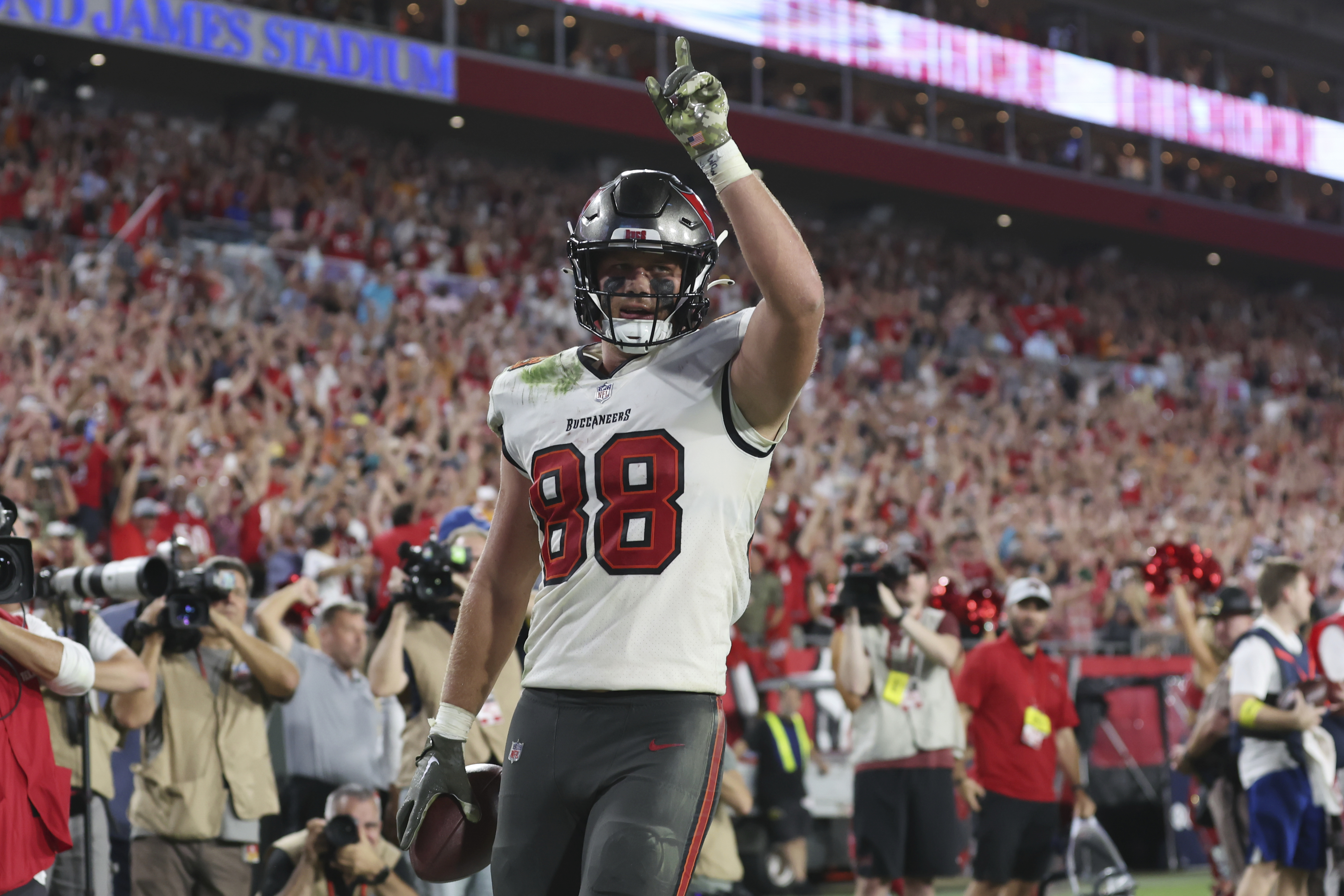 Bucs TE Brate allowed to re-enter game after concussion - The San