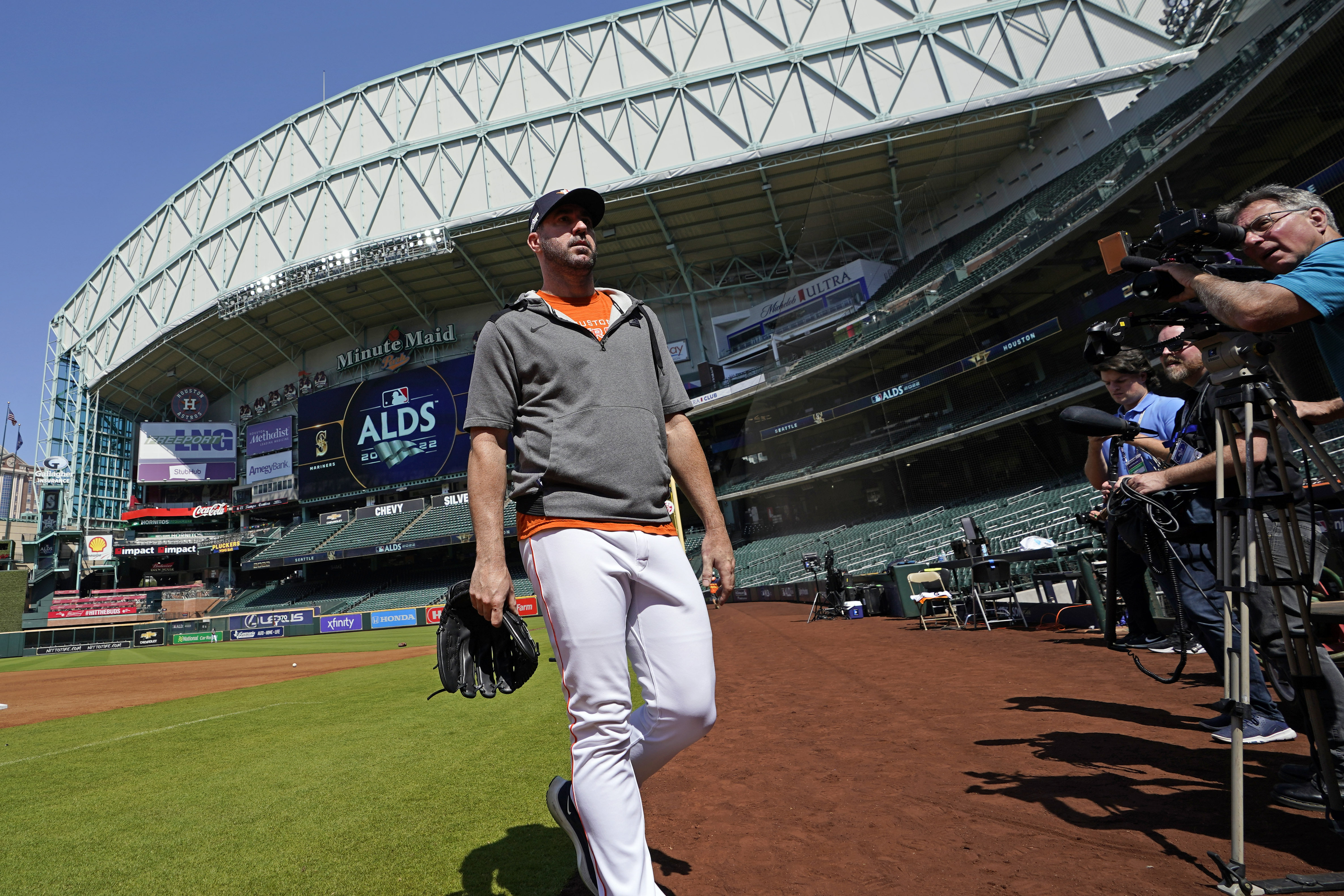 Mariners try to stay alive as Seattle embraces playoff baseball's return