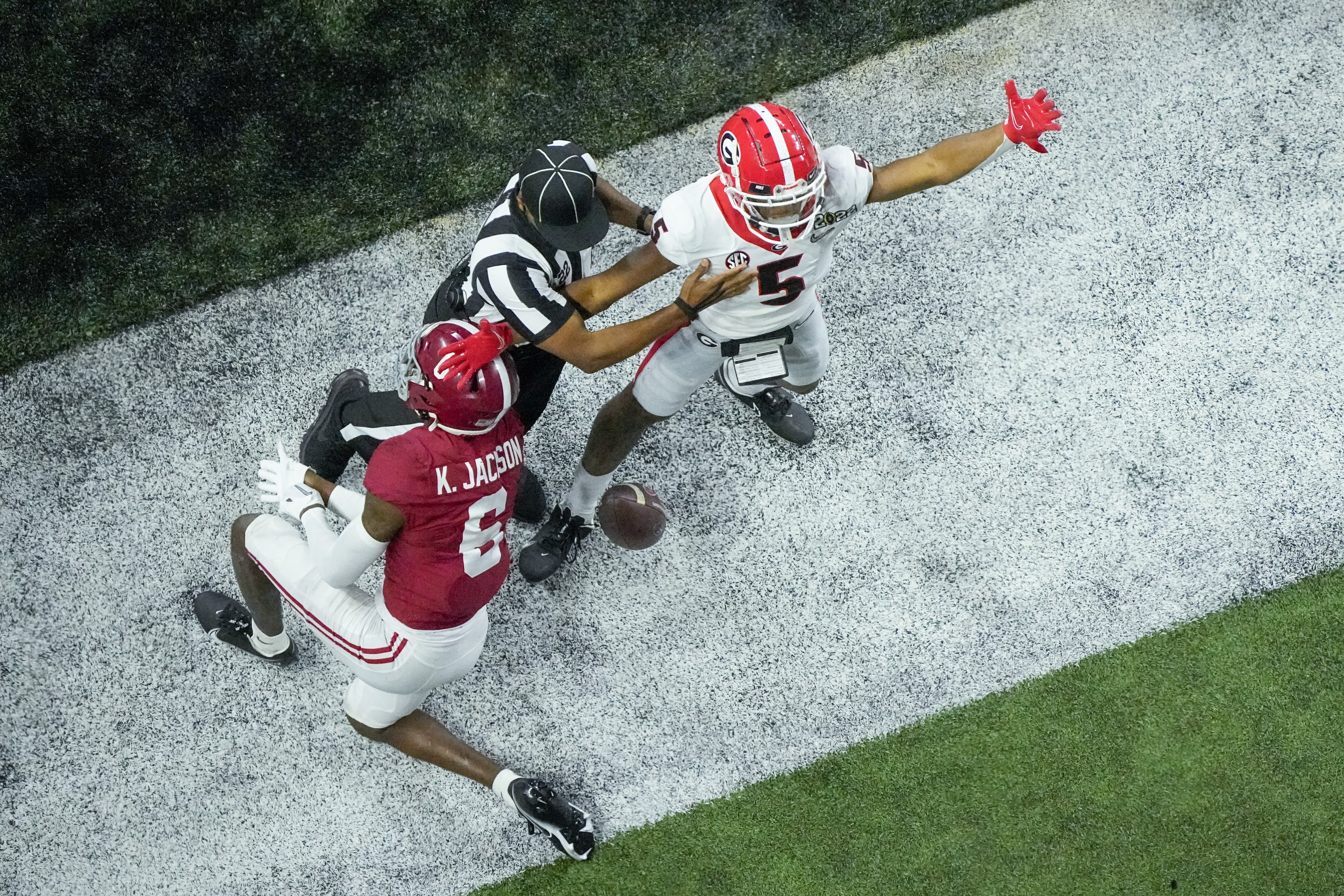 The Latest: Georgia beats Alabama 33-18 for national title