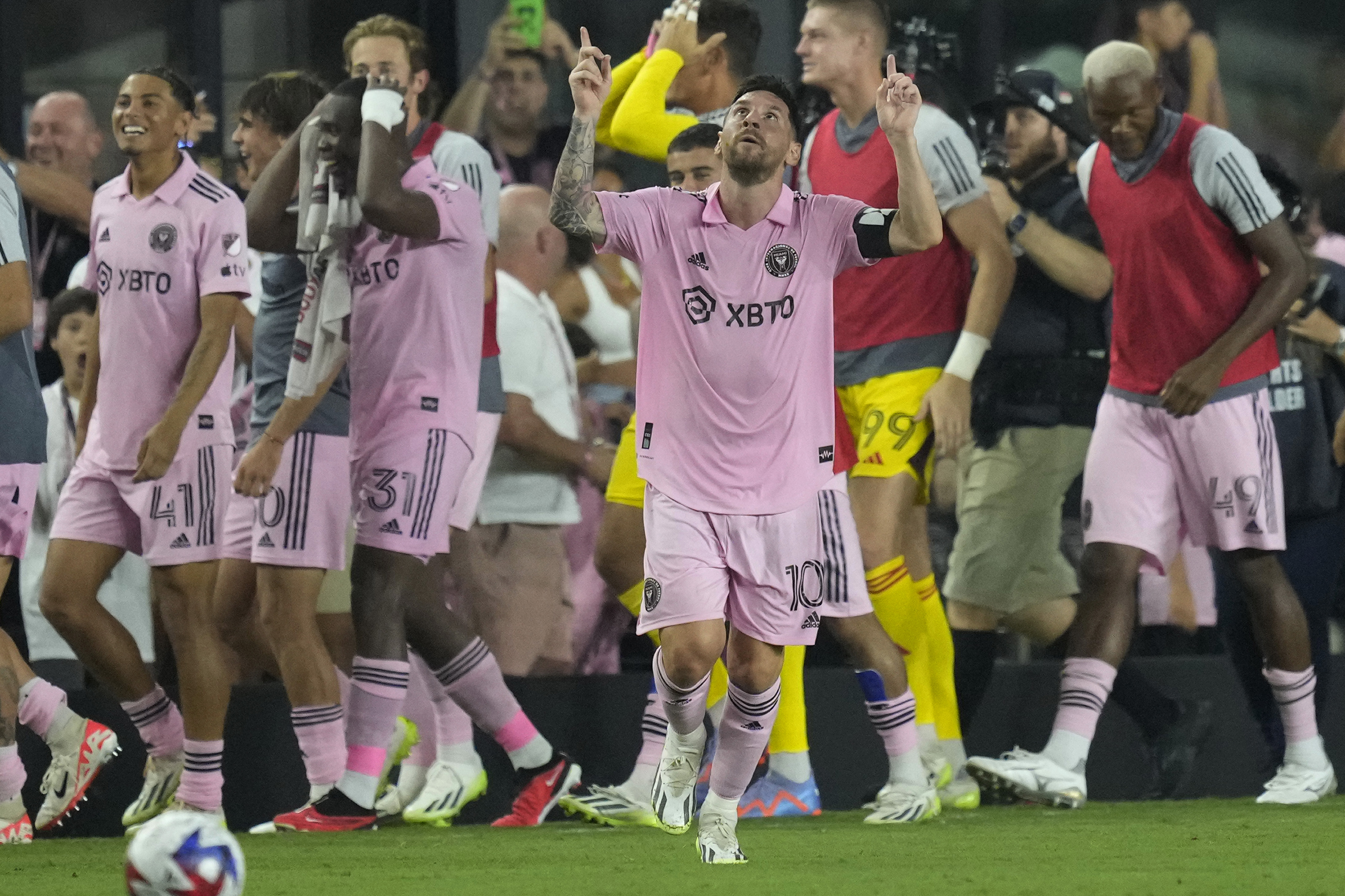 Lionel Messi scores a sensational game-winning goal on a free kick in his  Inter Miami debut