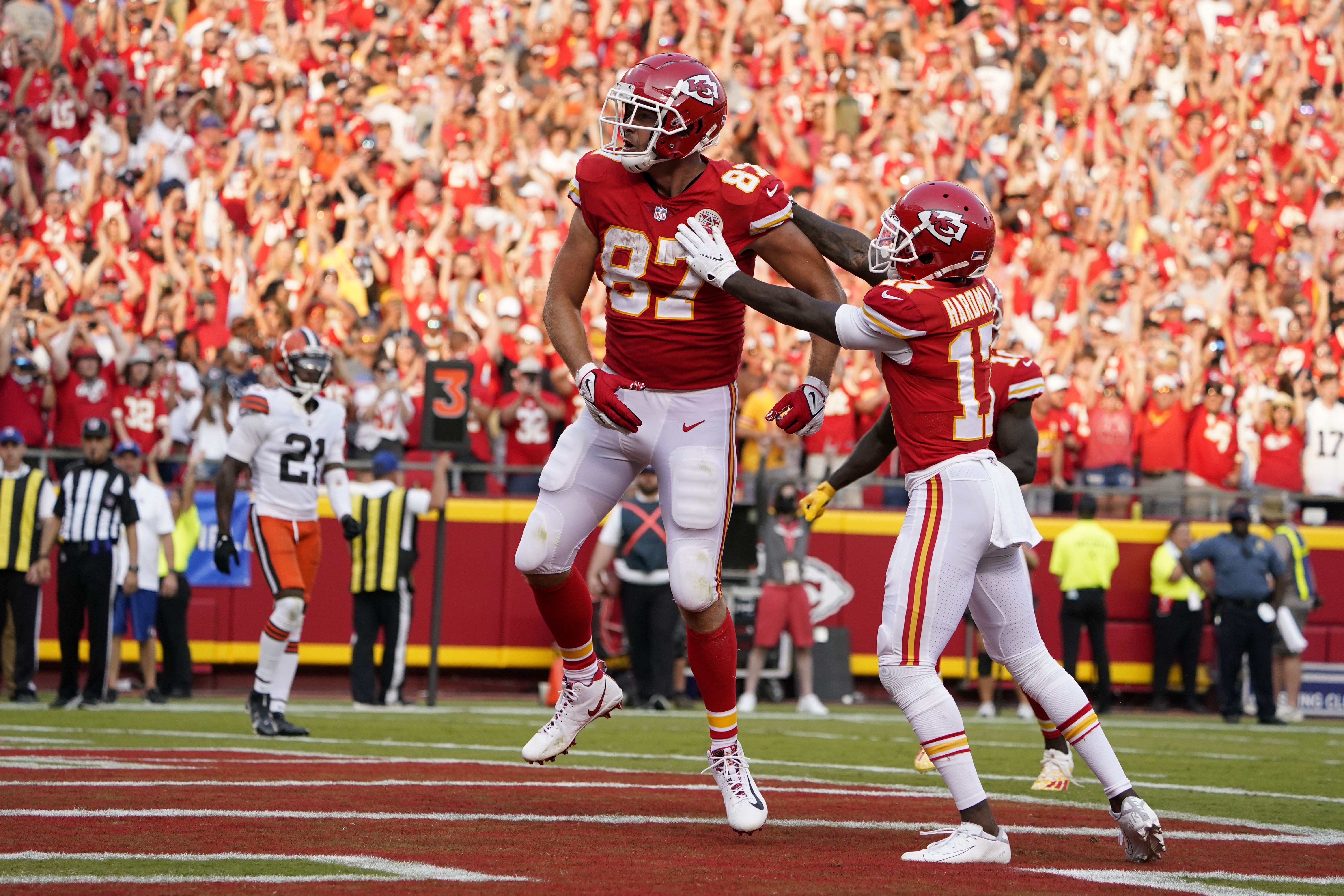 Watch: Baker Mayfield finds Jarvis Landry for 17-yard TD pass