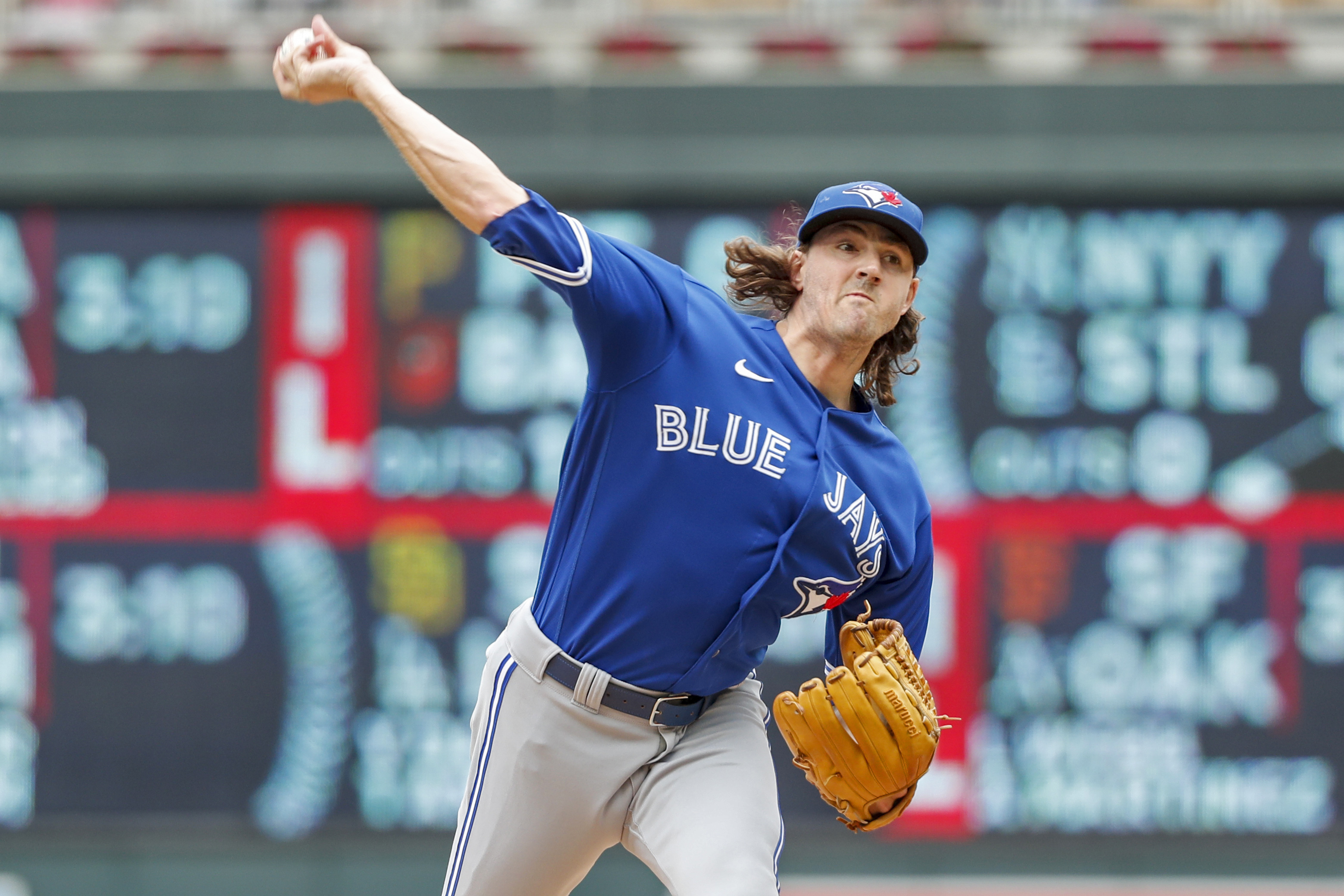 Hernandez's late bomb makes up for base-running gaffe in Jays' win over  Twins