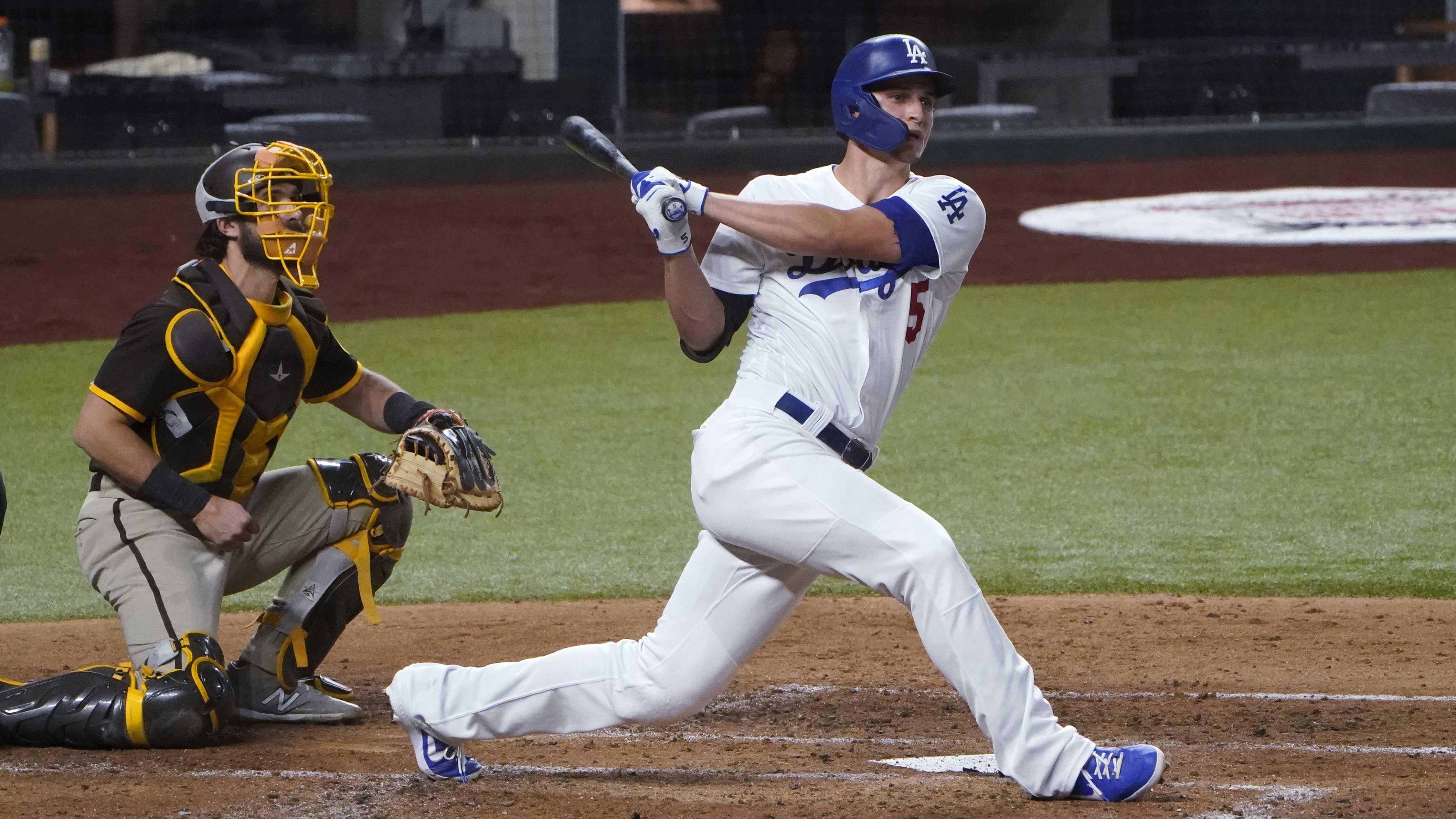 Cody Bellinger robs Fernando Tatis Jr. of home run