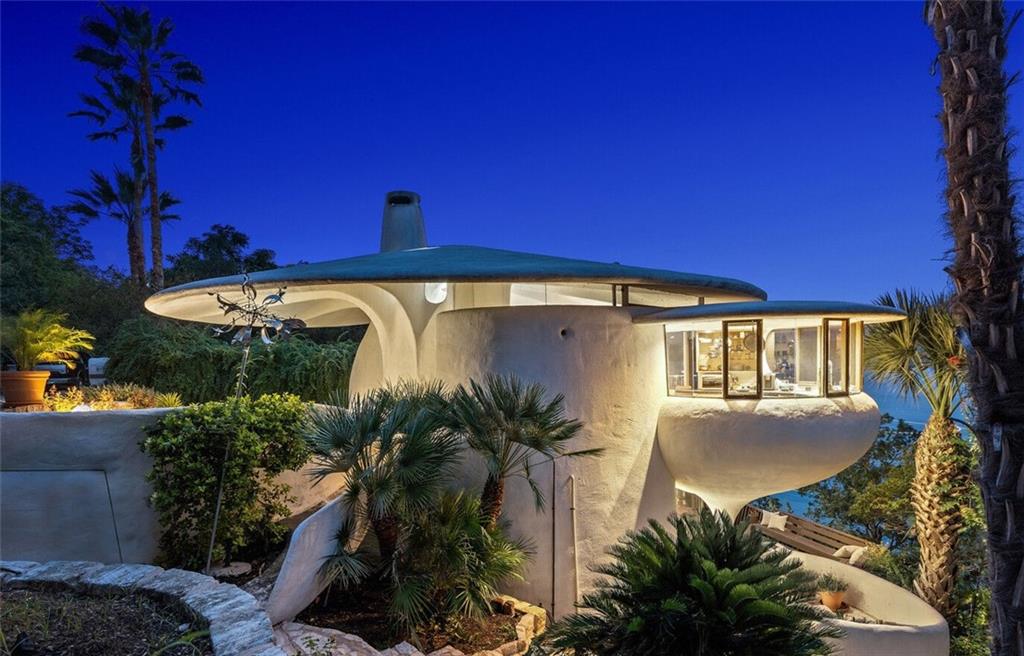 This L-Shaped House In Texas Opens Up For Indoor / Outdoor