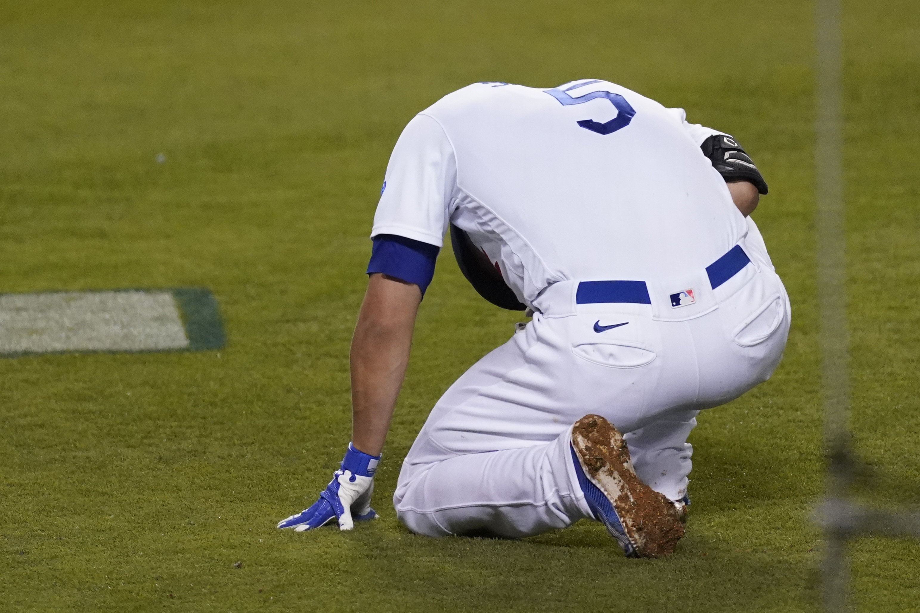 Dodgers' Cody Bellinger still healing hairline leg fracture - The