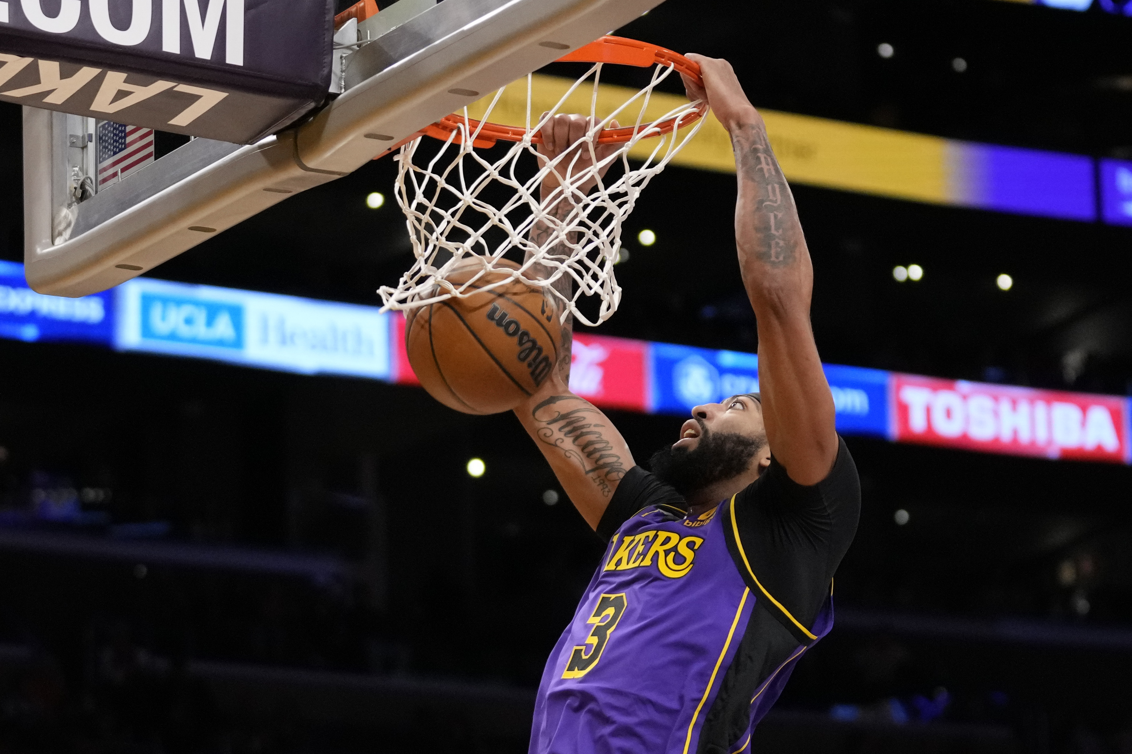 AP source: Lakers' Davis has foot injury, set to miss weeks