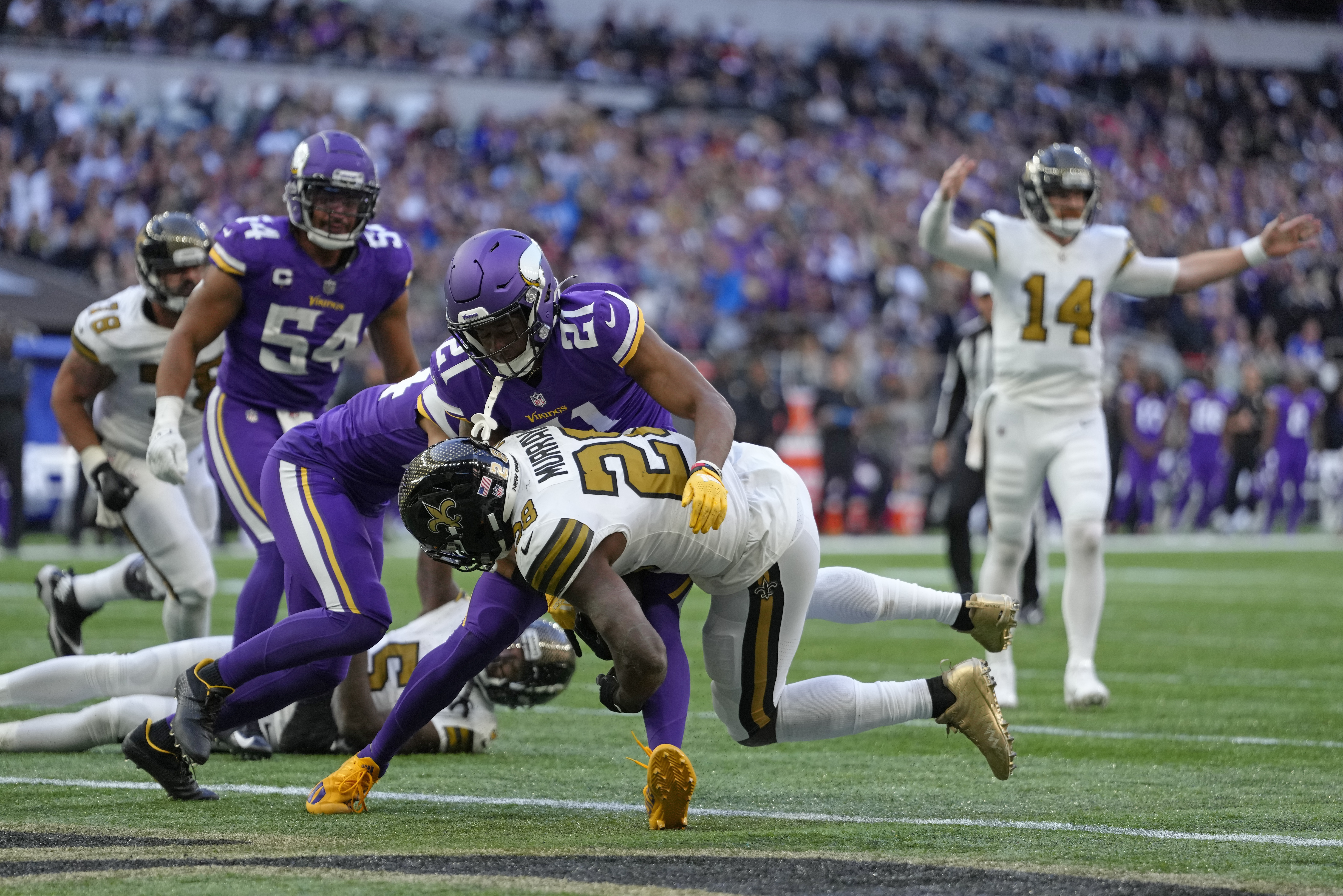 Saints miss last-second FG to give Vikings 28-25 win in London