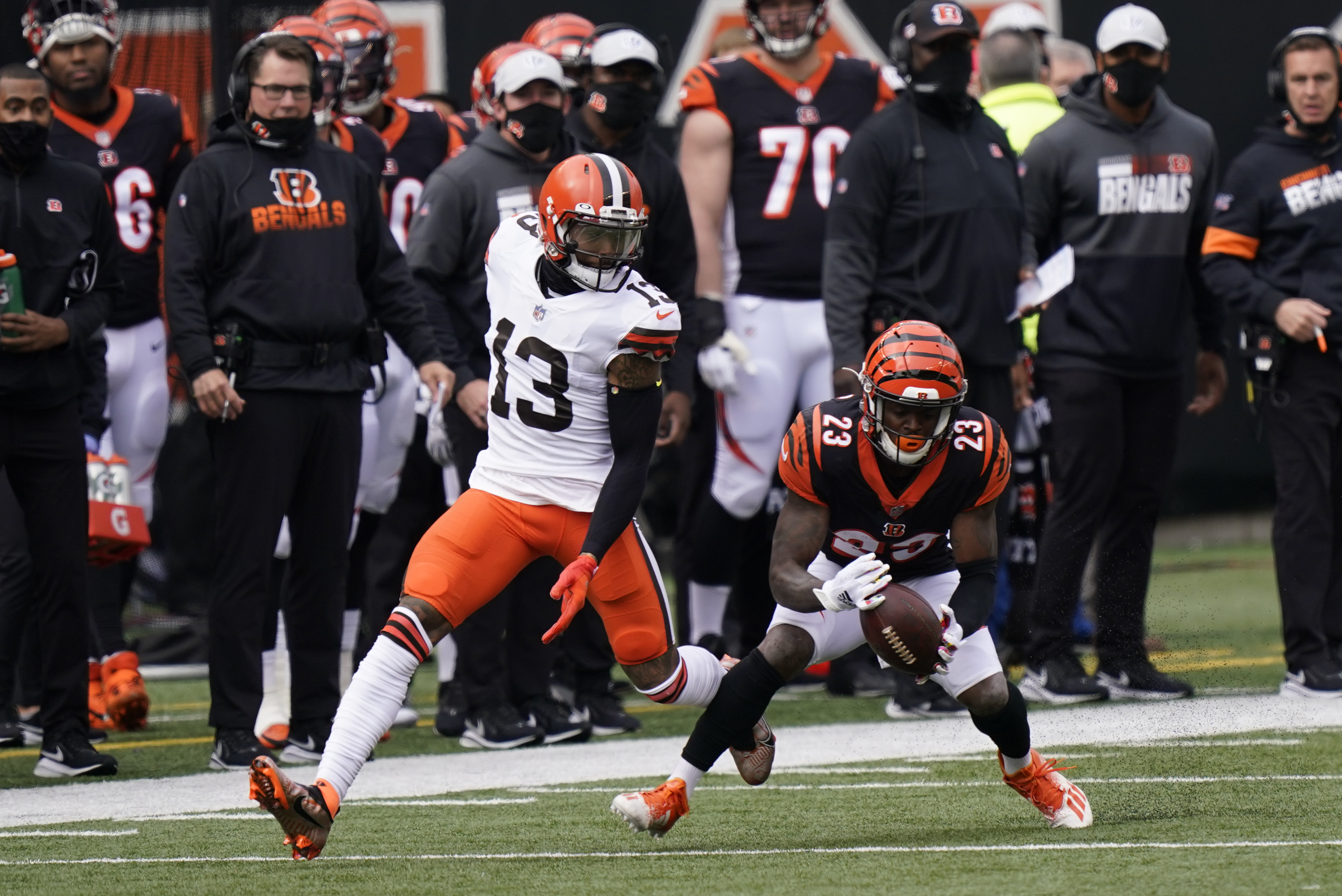 Cleveland Browns receiver Odell Beckham Jr. shakes off shoulder injury