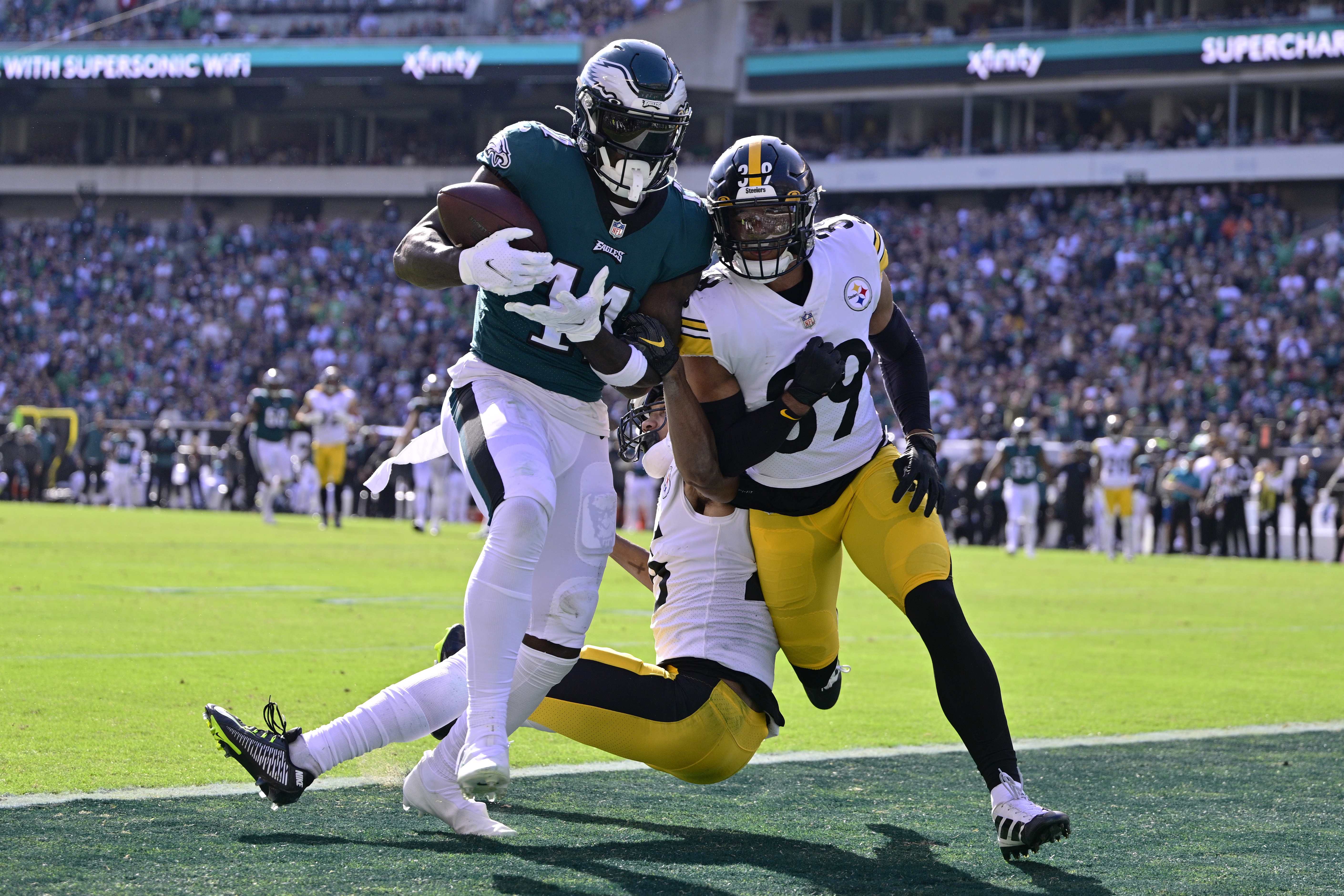 Eagles' A.J. Brown points at Steelers DBs to celebrate historic half