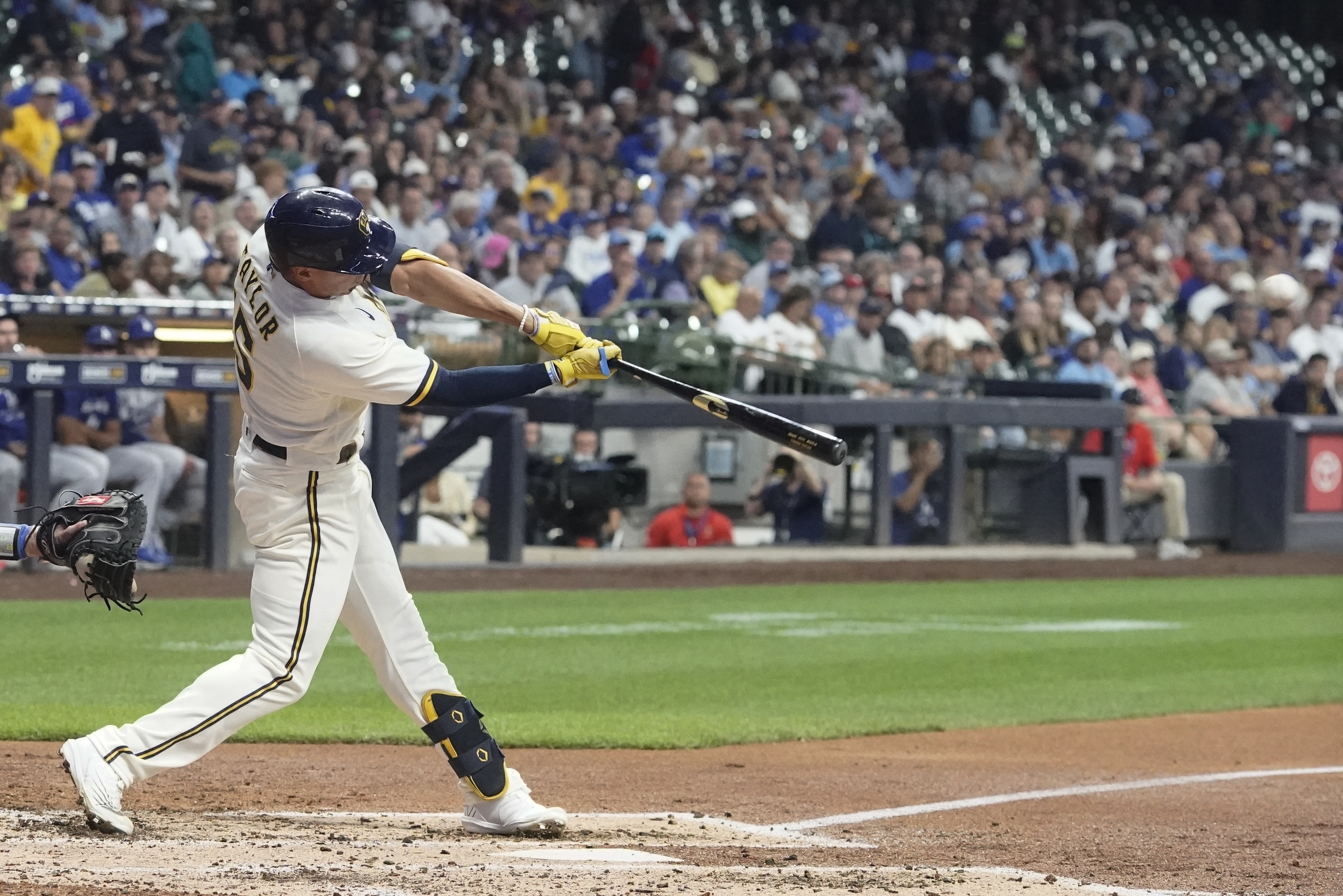 Urías, Dodgers blank Brewers 4-0, continue 2nd-half surge – KGET 17