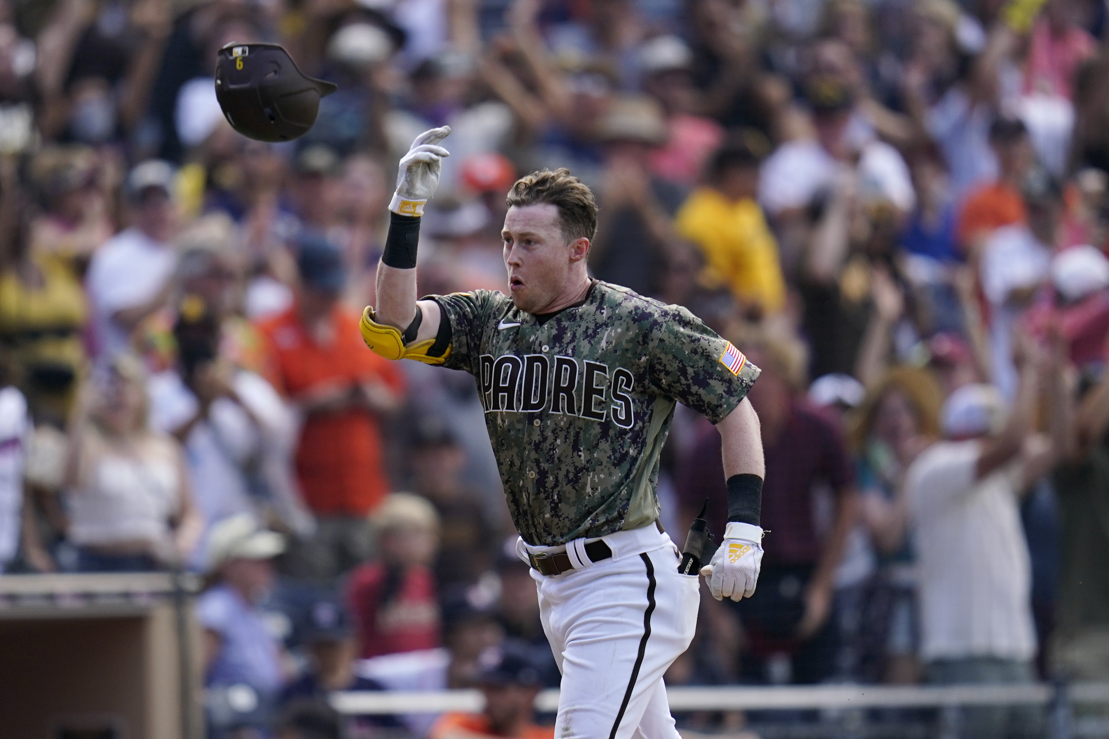 Cronenworth homers in 9th, Padres win; Stanek, Astros tumble