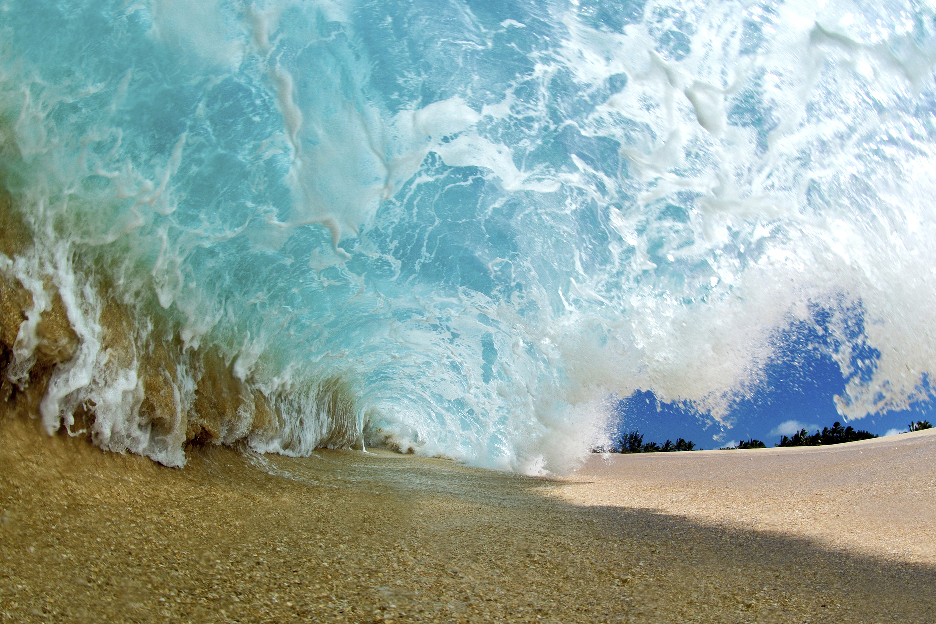 Hawaii photographer finds fine art in massive Pacific waves