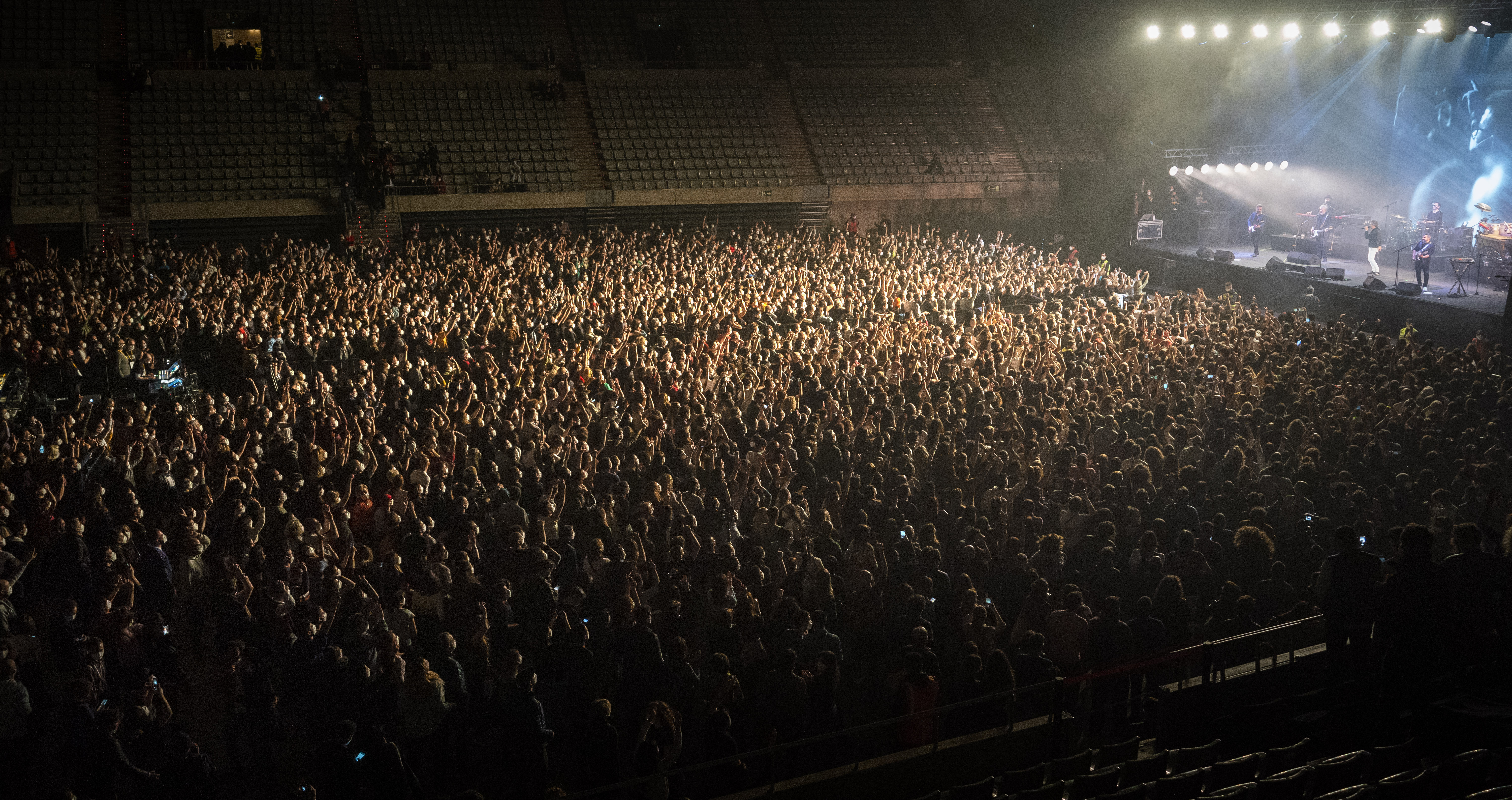 Сколько зрителей было на концерте. Концерт. Концерт на 1000 человек. Концертный зал на 1000 человек. Концерт зал.