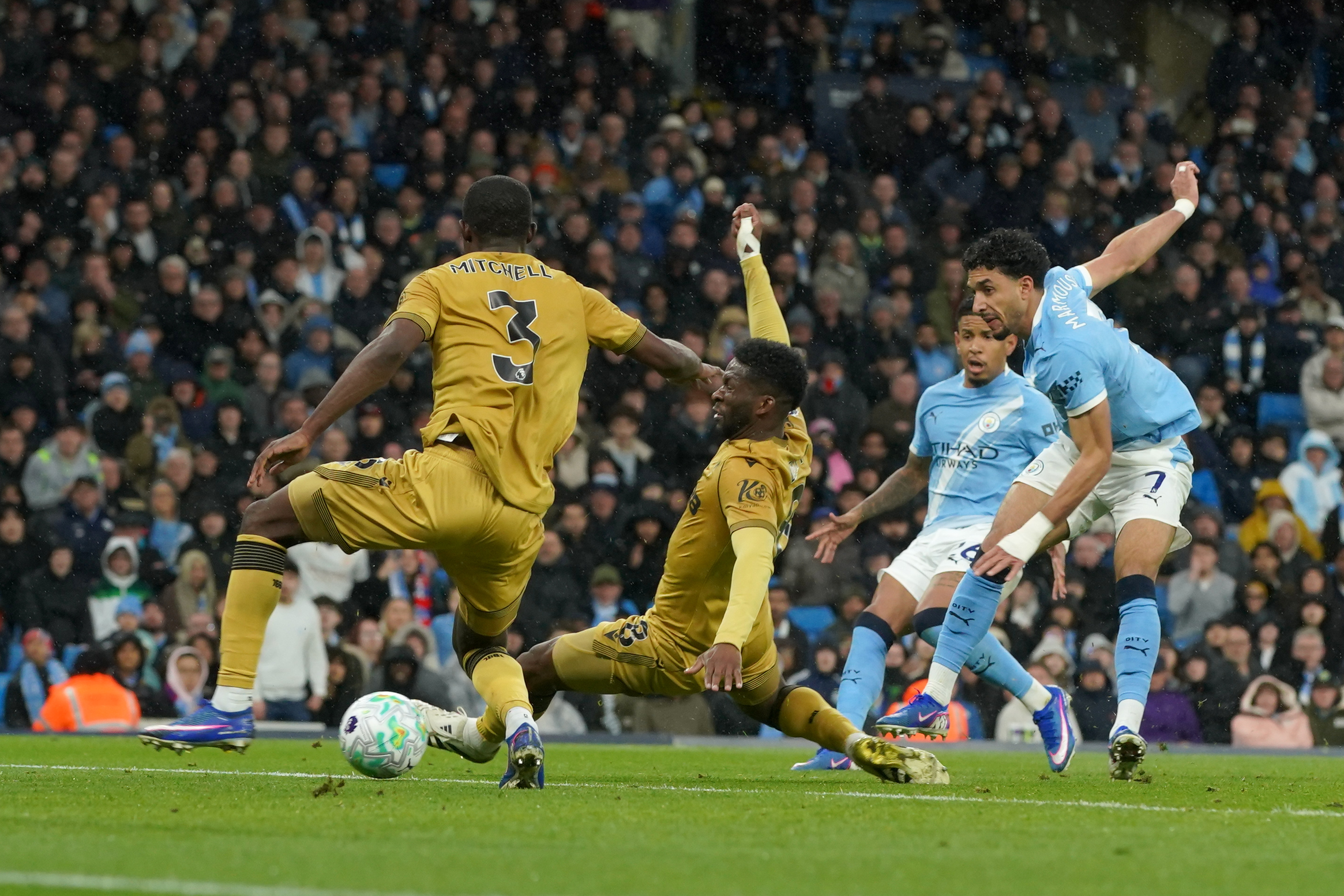 Manchester City keeps the pressure on Arsenal with 3-0 win against Crystal Palace