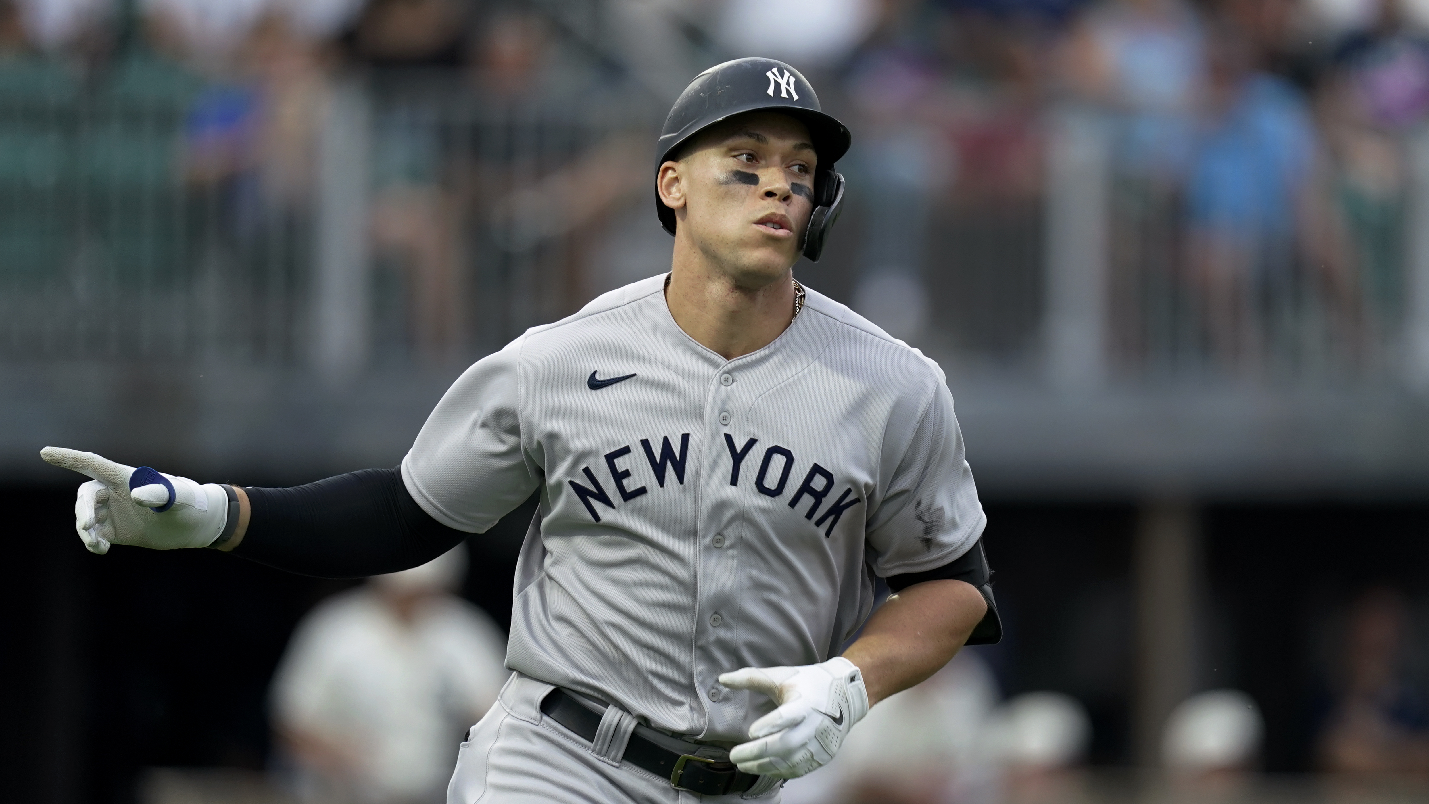Video: Yankees, Cole walk through Field of Dreams cornfield