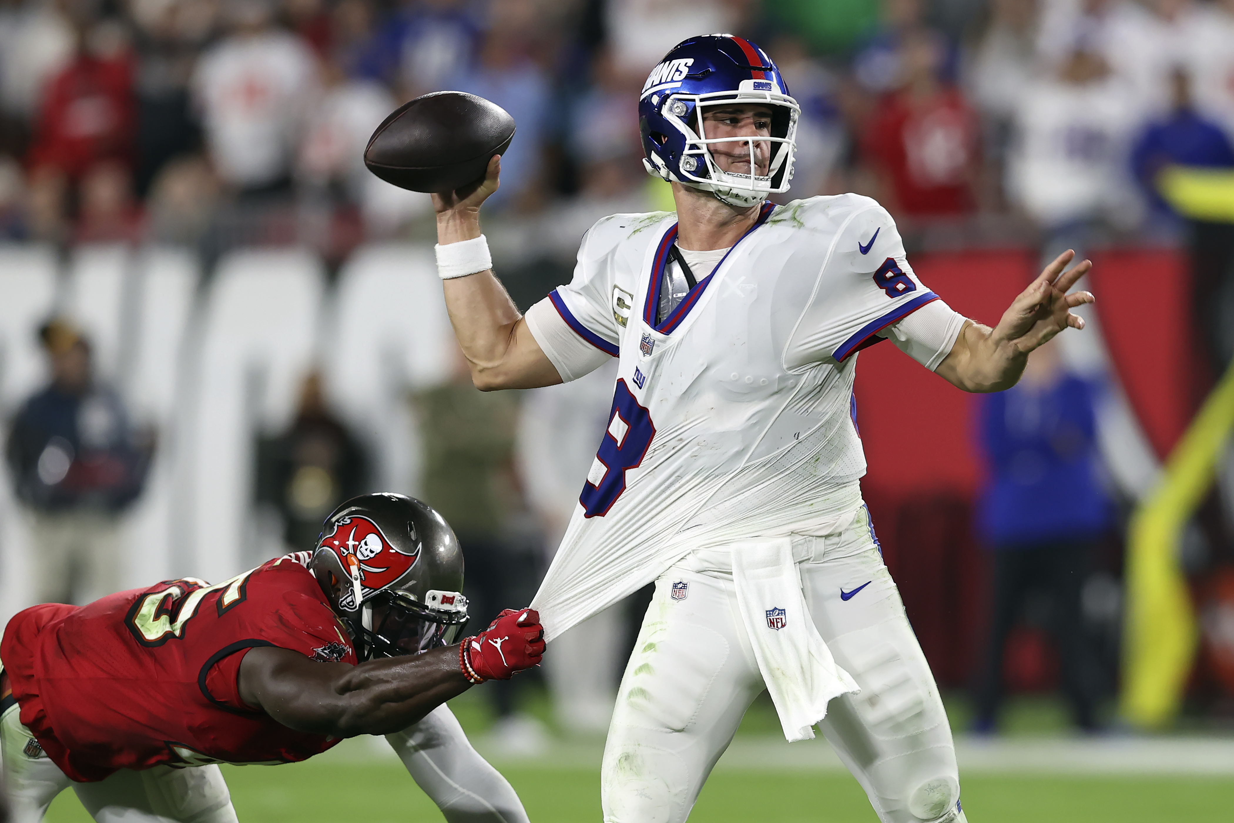 New York Giants center Nick Gates (65) warms up with teammates