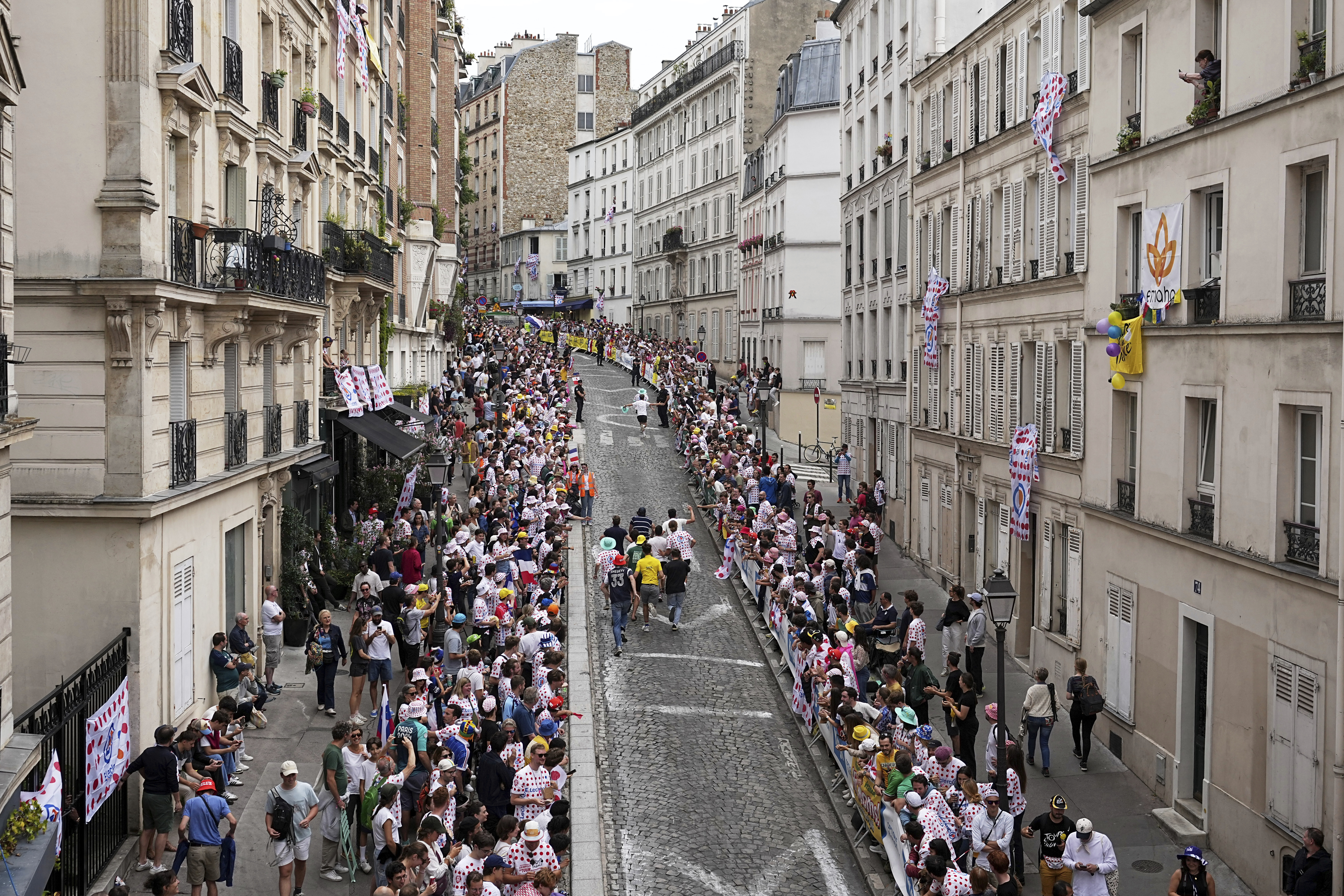 Tour de France finale brings excitement to Montmartre with a climb