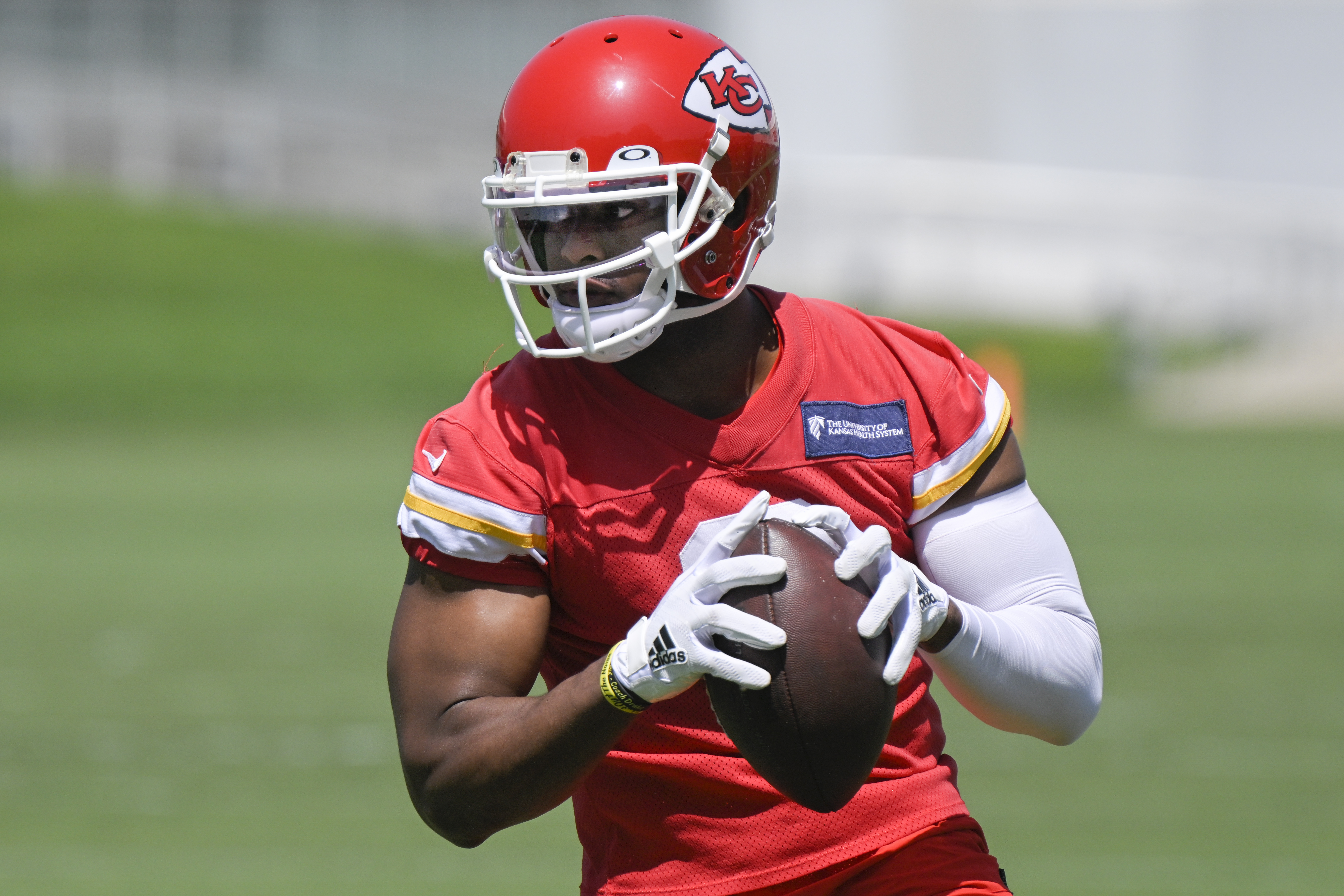 Kansas City Chiefs motion tight end Blake Bell in to take a quarterback  sneak for a third-down pickup