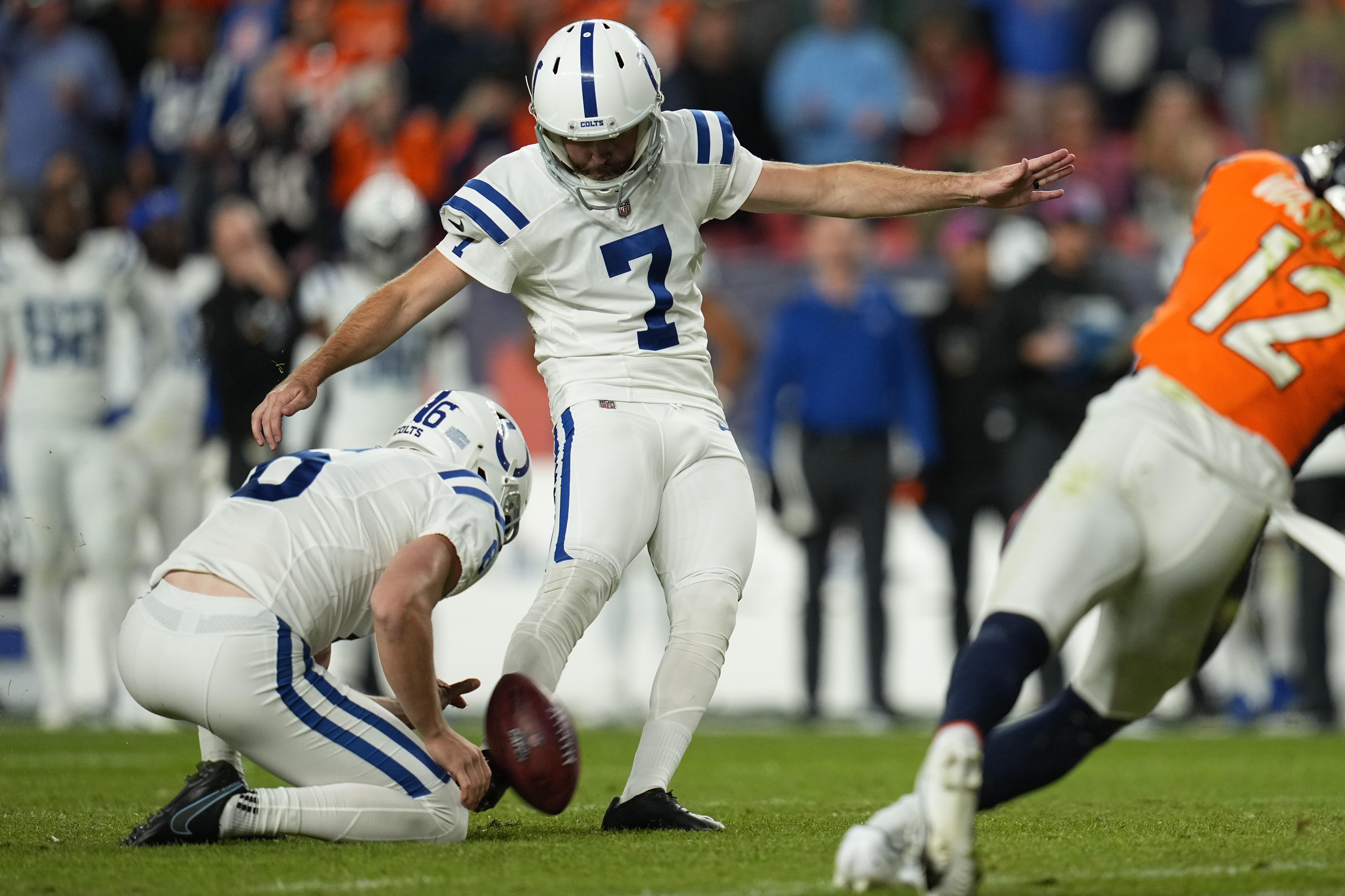 NFL: Colts grind out win over Broncos in injury-filled game - Los