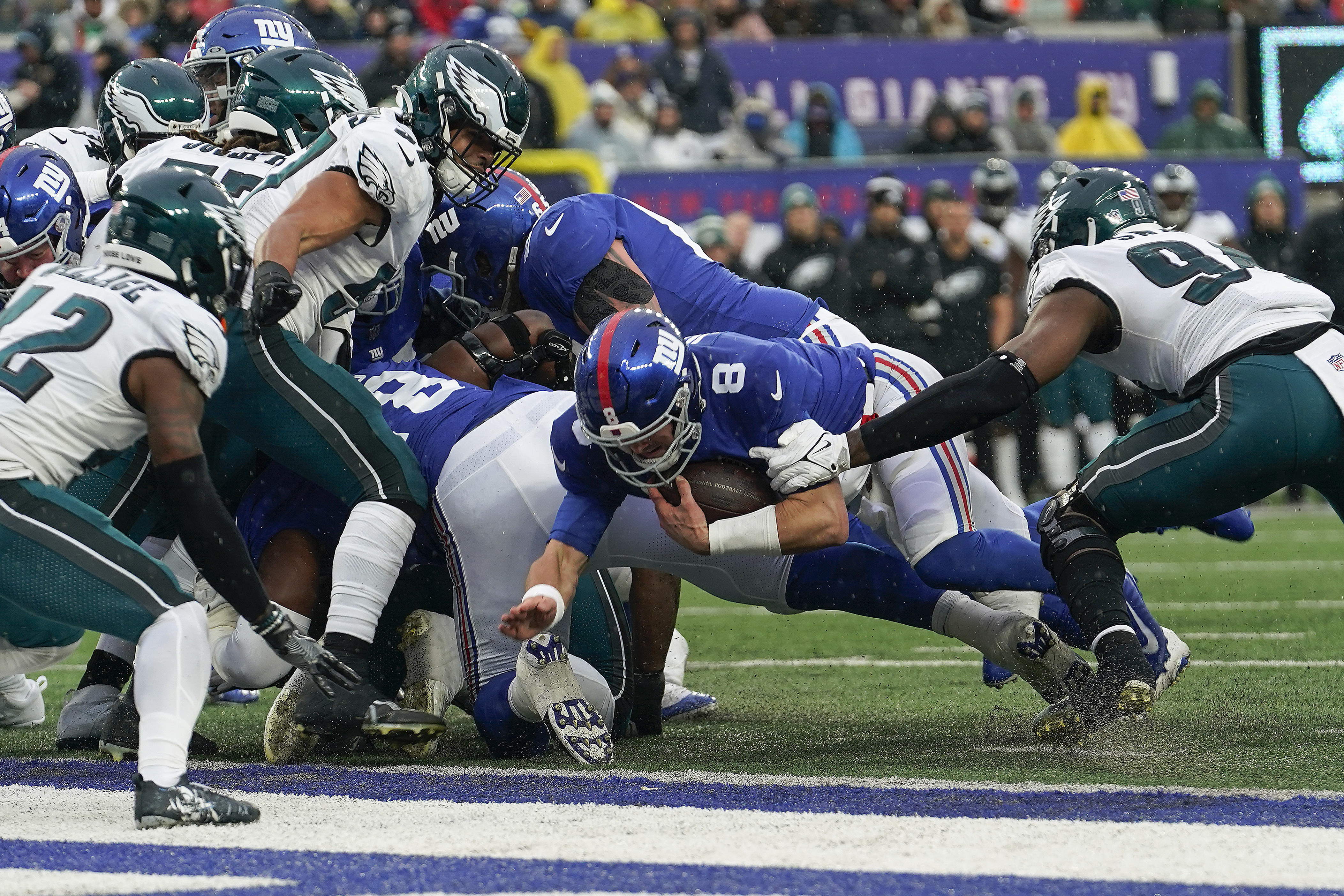 Eagles clinch playoffs with 48-22 win over Giants