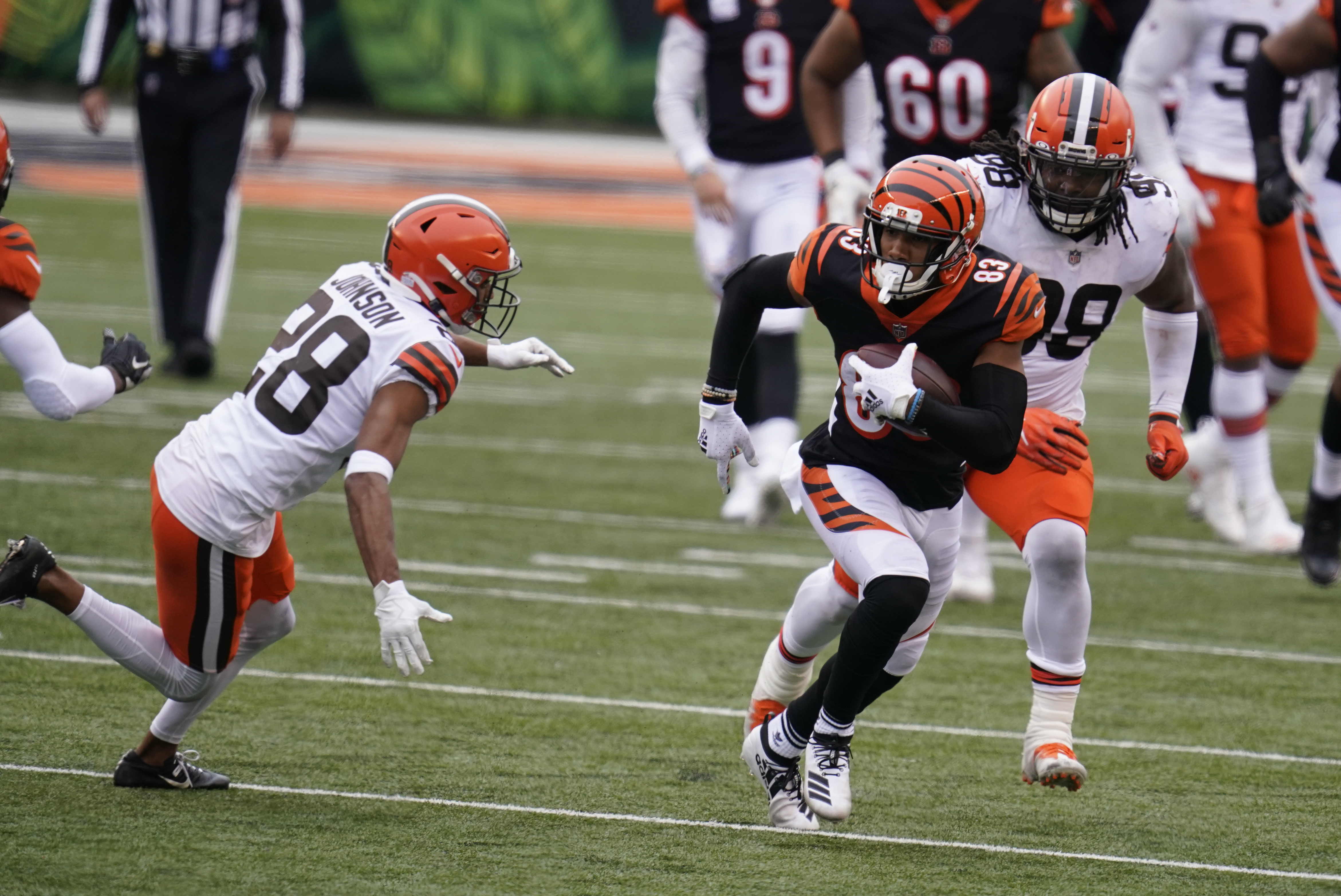 Hurting Mayfield, Browns score late, outduel Bengals 37-34