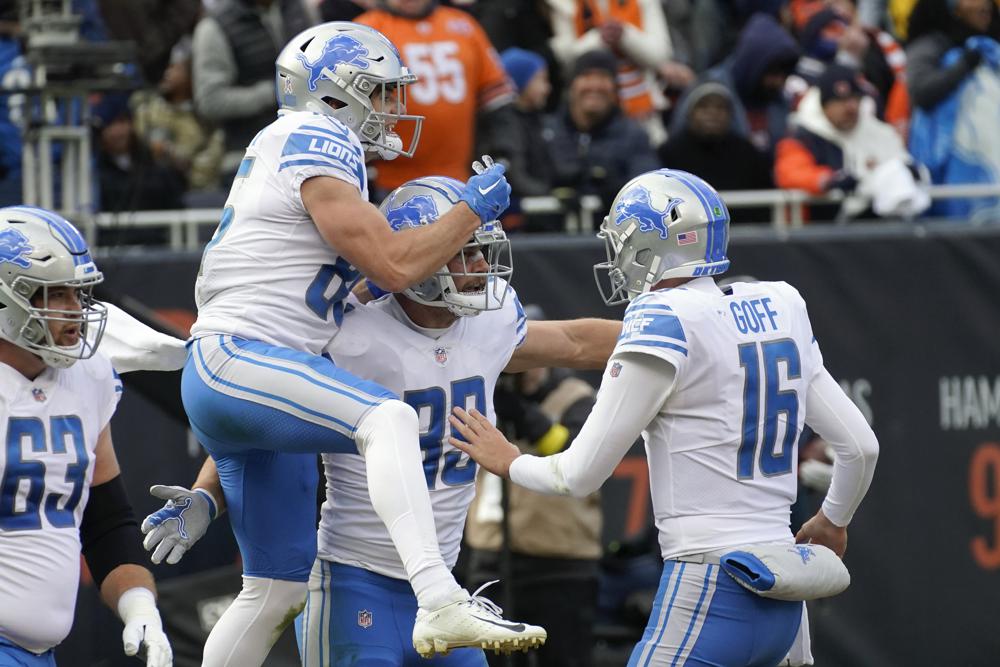 Chicago Bears tight end Cole Kmet (85) scores on an 11-yard