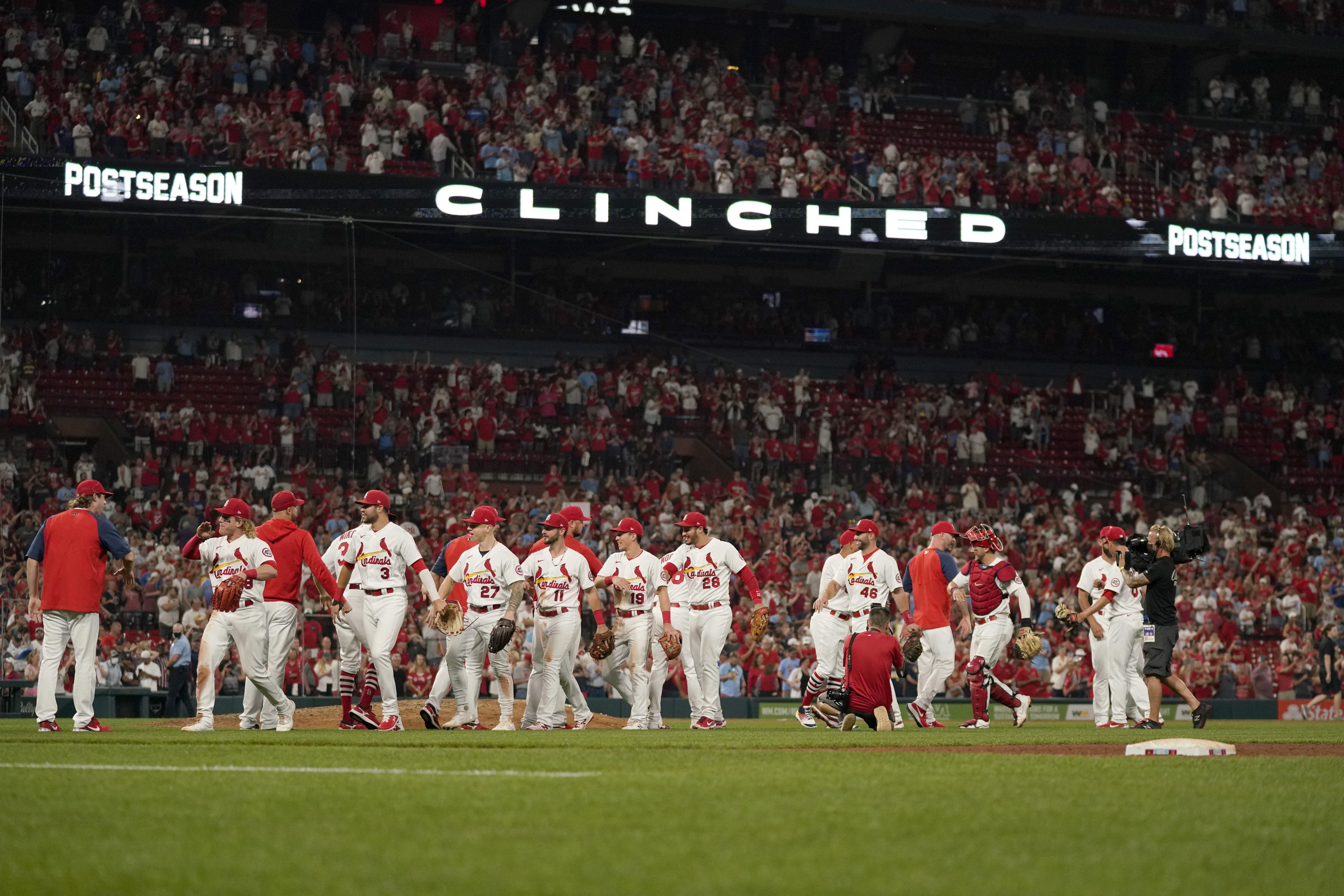 Cardinals win 17th straight, clinch 2nd NL wild card spot